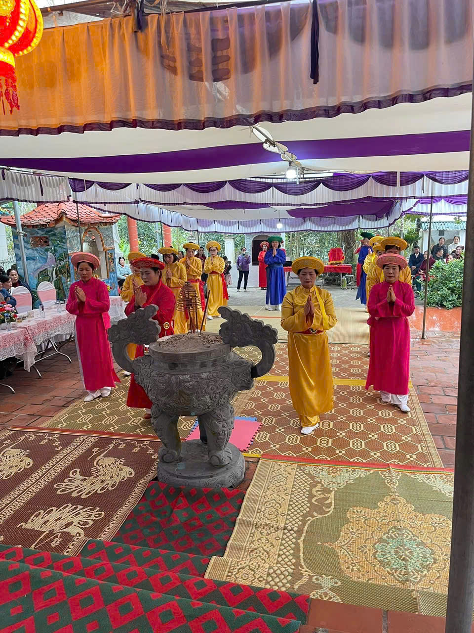 Đền ch&uacute;a b&agrave;.jpg