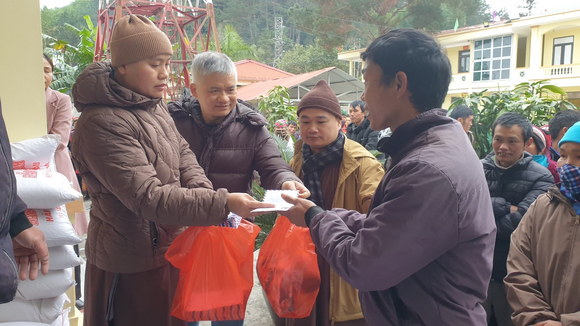 Chương trình trao quà hỗ trợ cho các hộ nghèo, hộ có hoàn cảnh đặc biệt khó khăn trên địa bàn xã Bạch Đích. 