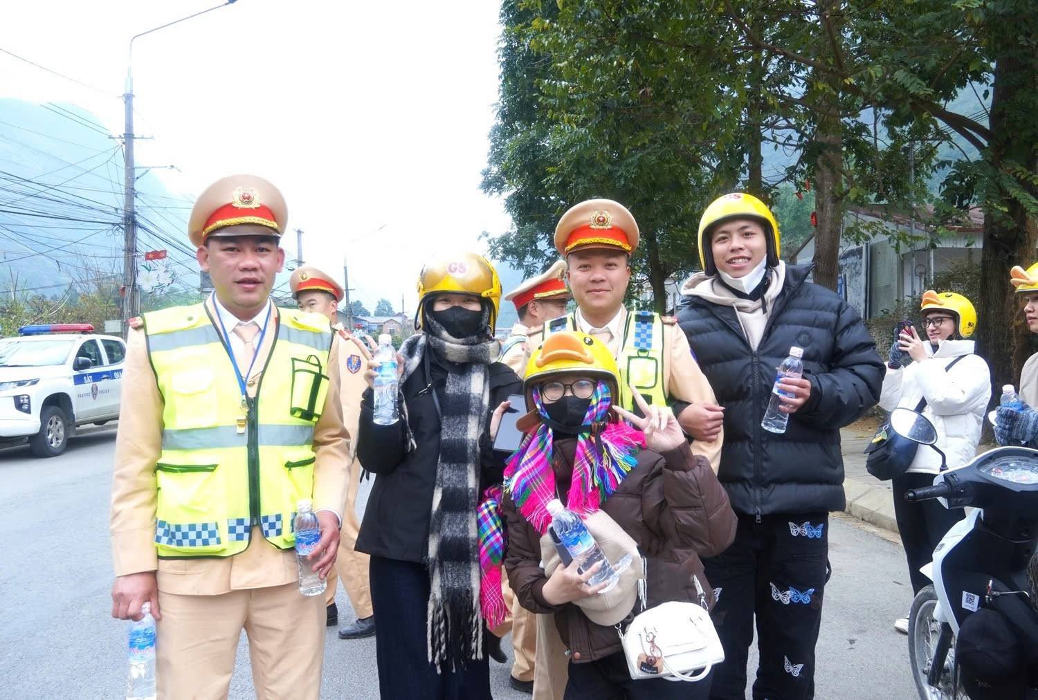 CẢNH SÁT GIAO THÔNG HỖ TRỢ NGƯỜI DÂN VÀ DU KHÁCH