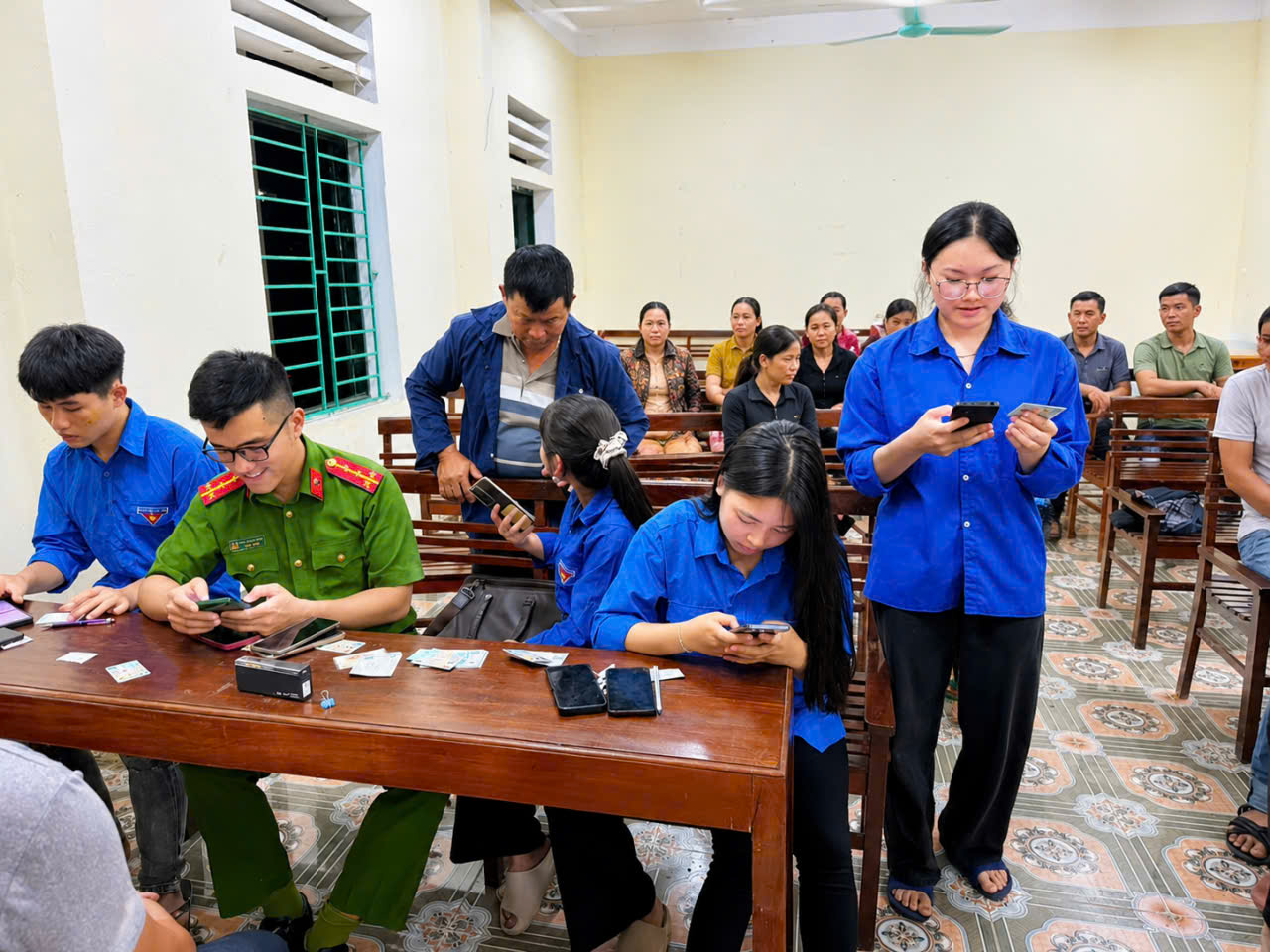 ĐOÀN THANH NIÊN XÃ BẠCH ĐÍCH HỖ TRỢ NGƯỜI DÂN CÀI ĐẶT, KÍCH HOẠT ĐỊNH DANH ĐIỆN TỬ MỨC ĐỘ 2 VÀ TÍCH HỢP GIẤY TỜ TRÊN ỨNG DỤNG VNeID