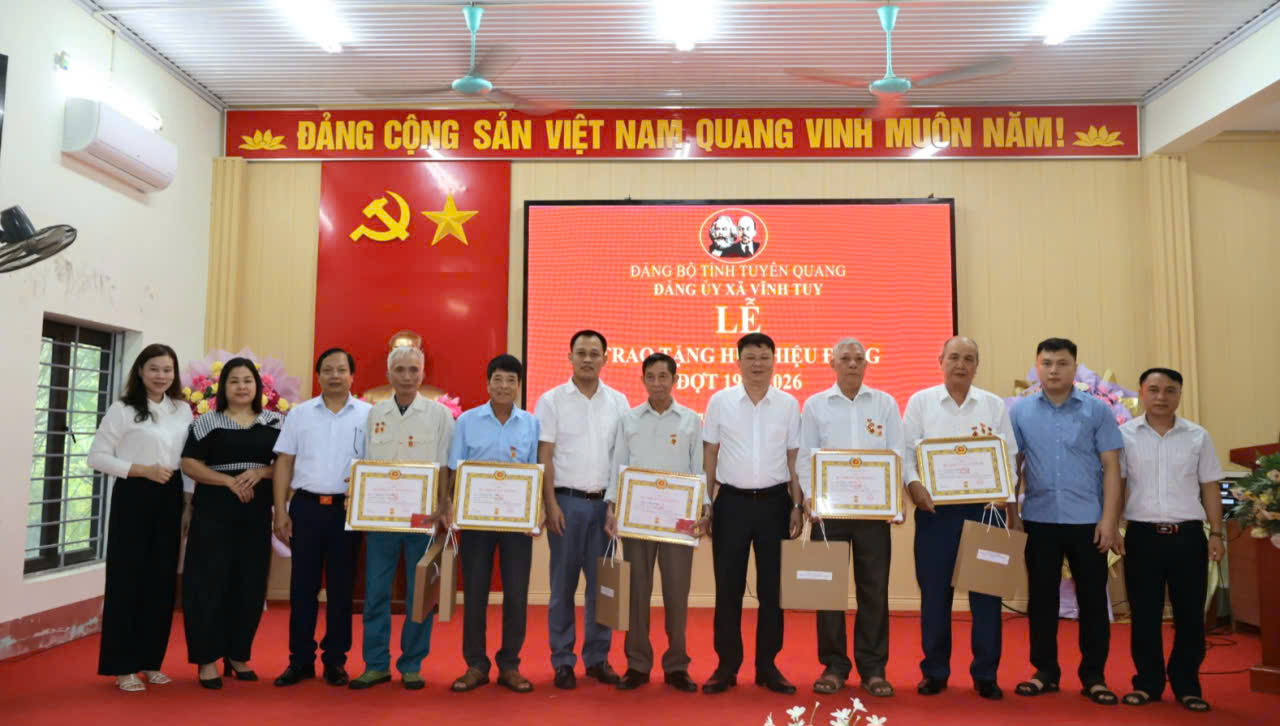 Trao huy hiệu Đảng 5 &ocirc;ng 45n.jpg