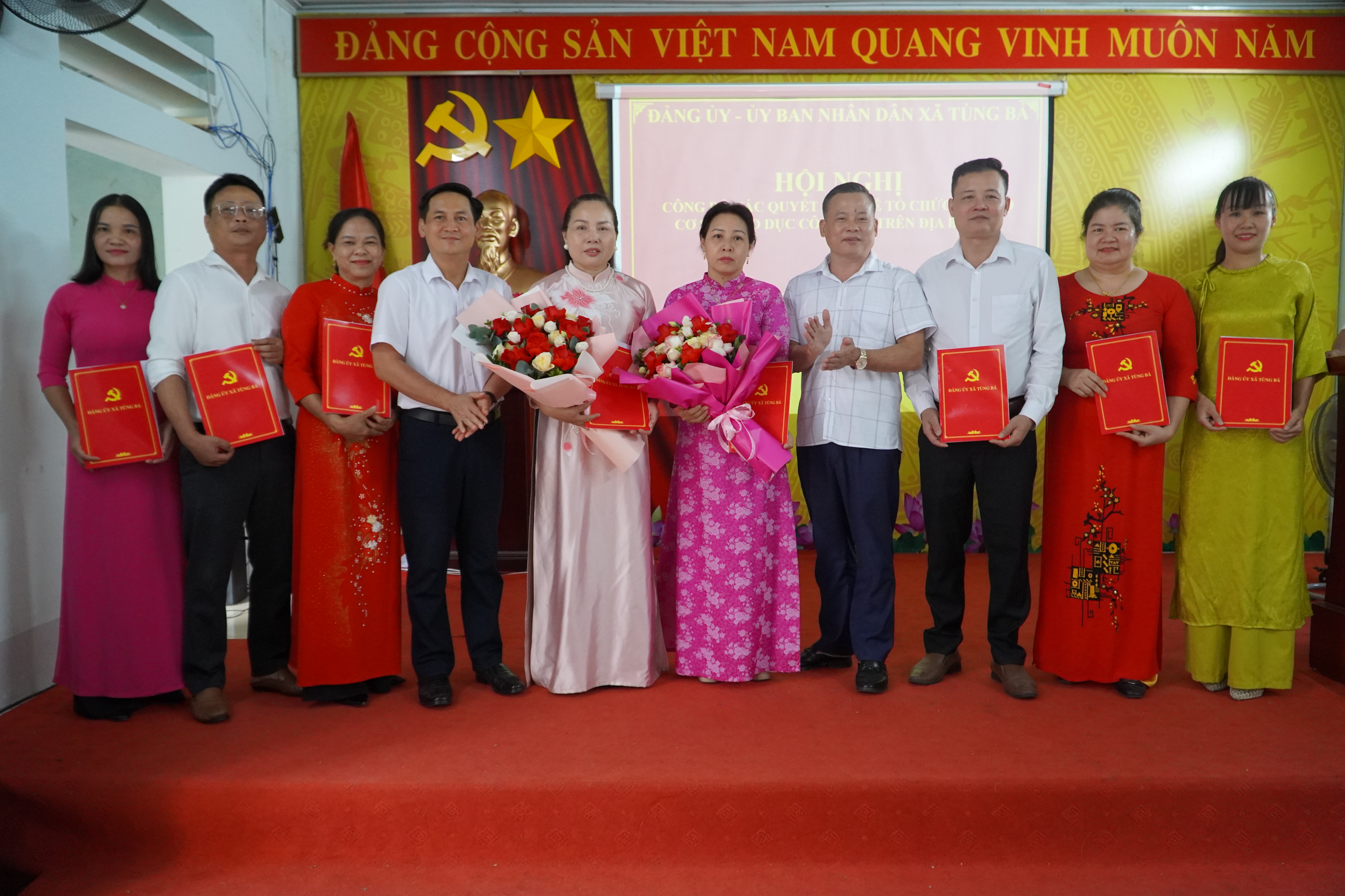 Xã Tùng Bá công bố các quyết định về tổ chức cán bộ và cơ sở giáo dục công lập