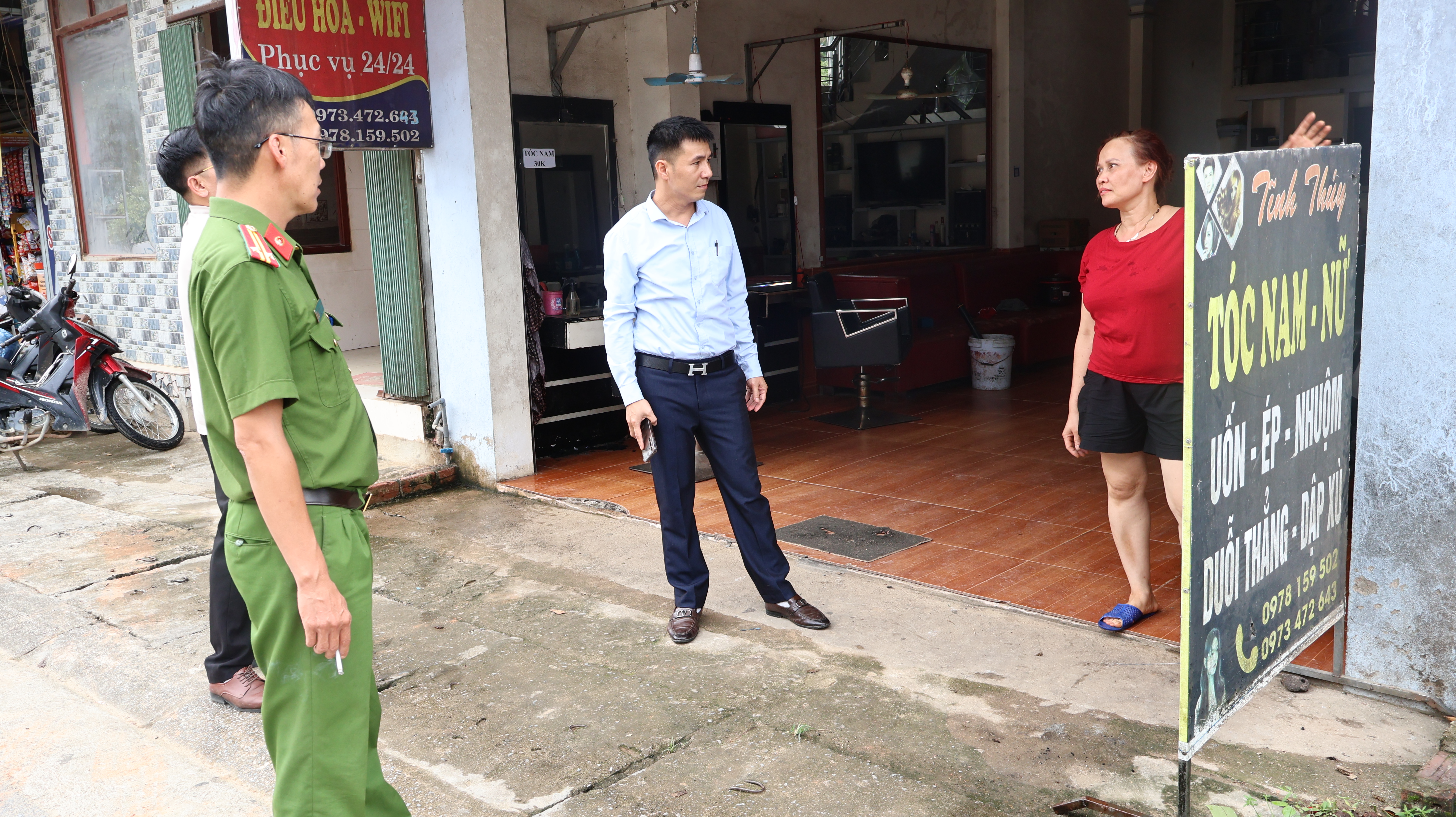 XÃ KHUÔN LÙNG RA QUÂN KIỂM TRA, GIẢI TỎA HÀNH LANG AN TOÀN GIAO THÔNG ĐƯỜNG BỘ, GIỮ GÌN MỸ QUAN ĐÔ THỊ