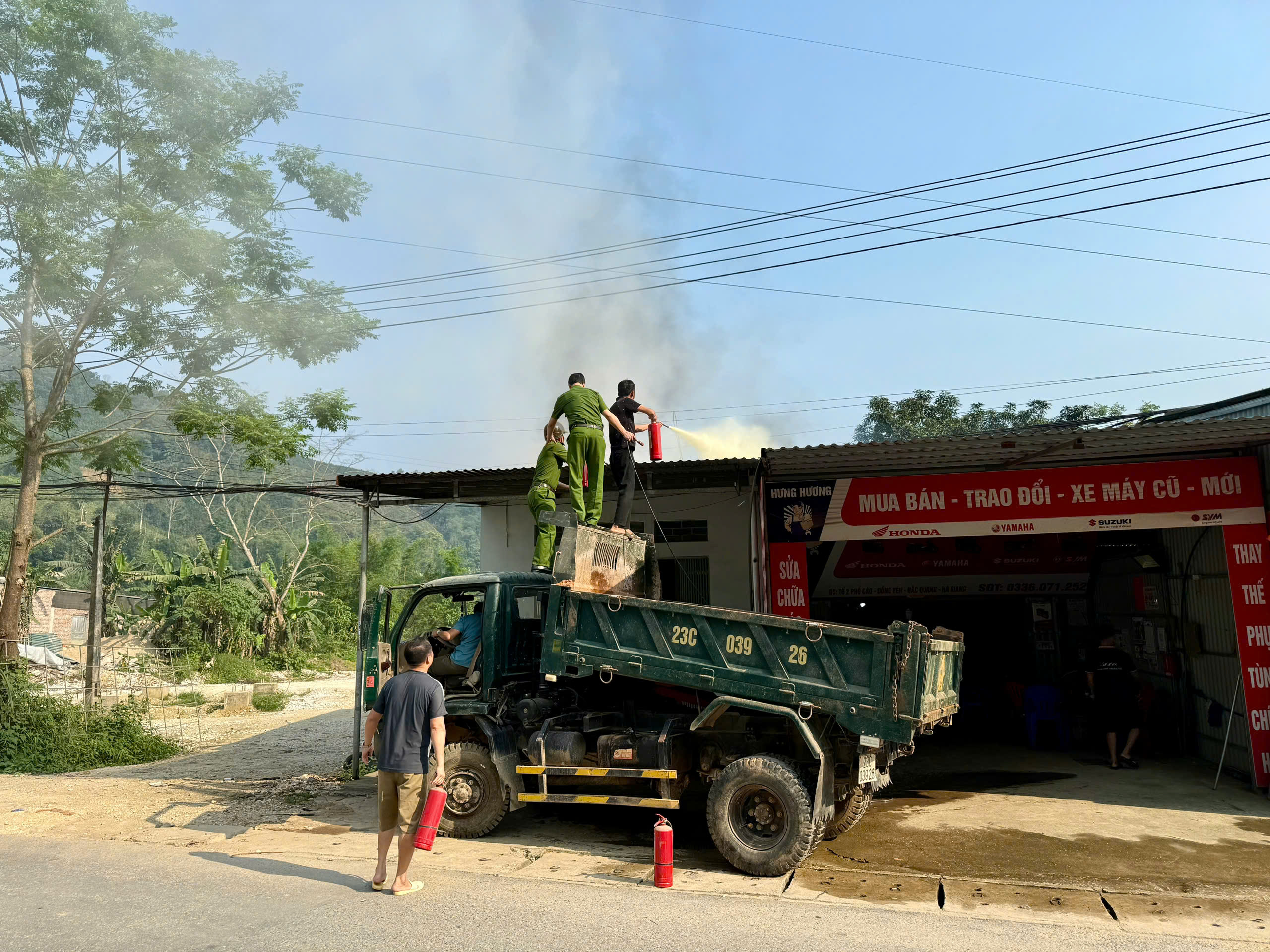 CÔNG AN XÃ ĐỒNG YÊN NHANH CHÓNG TRIỂN KHAI LỰC LƯỢNG KỊP THỜI DẬP TẮT ĐÁM CHÁY 