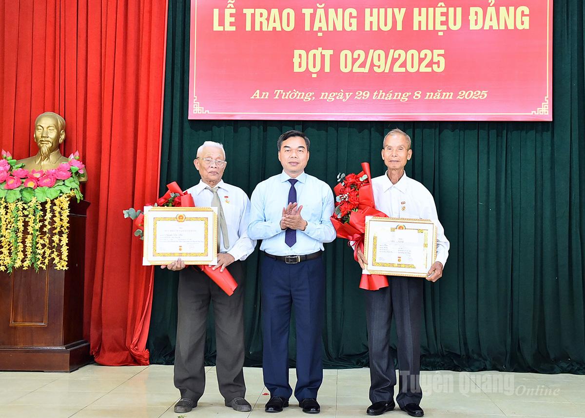 Phó Bí thư Tỉnh ủy, Chủ tịch Ủy ban MTTQ Việt Nam tỉnh Ma Thế Hồng trao Huy hiệu Đảng cho các đảng viên lão thành