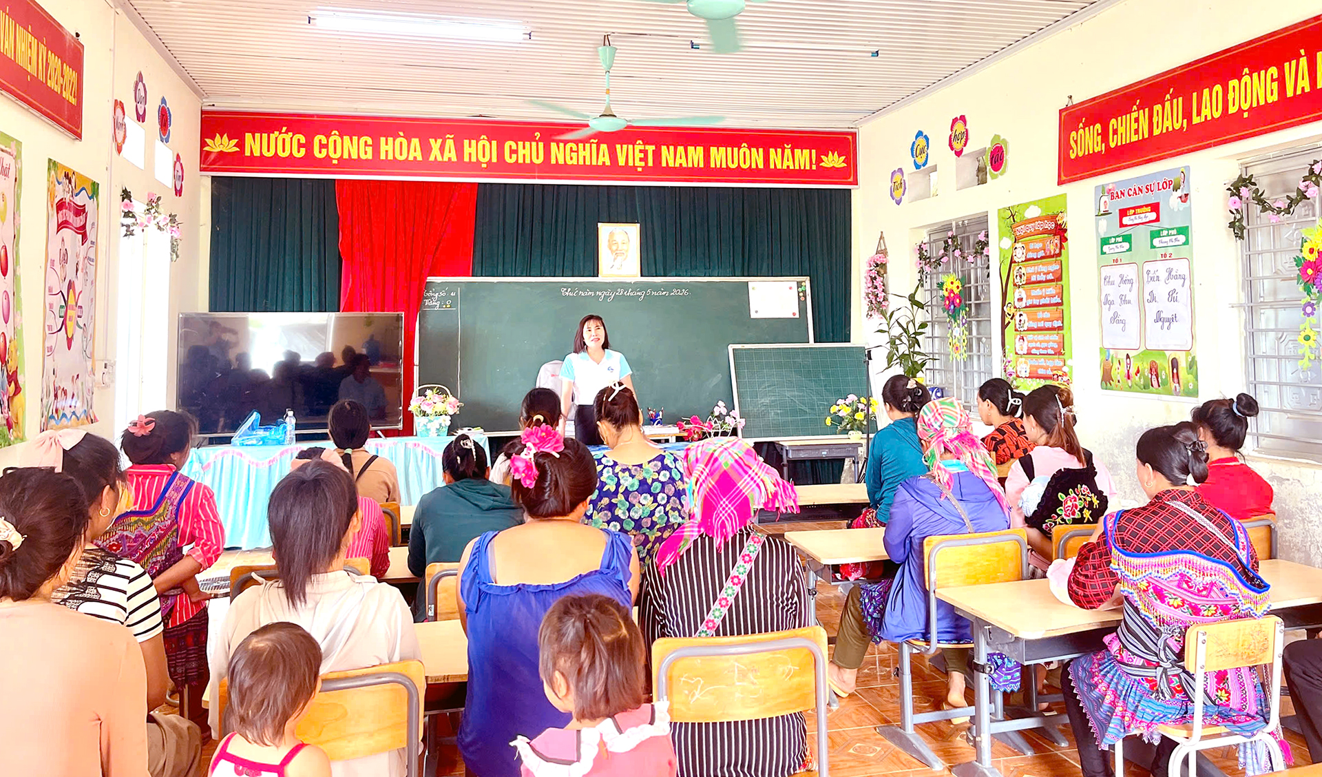 Hội LHPN xã ra quân hưởng ứng ngày môi trường thế giới 05/6