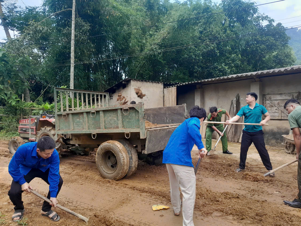 CHI ĐOÀN CÔNG AN XÃ CÔN LÔN TÍCH CỰC THAM GIA HOẠT ĐỘNG “NGÀY CHỦ NHẬT XANH”