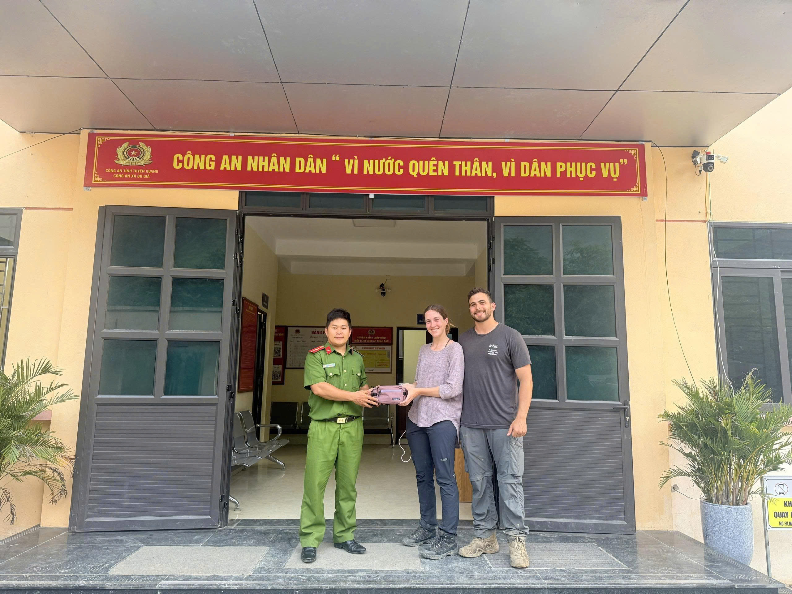 CÔNG AN XÃ TRẢ LẠI TÀI SẢN CHO NGƯỜI ĐÁNH MẤT