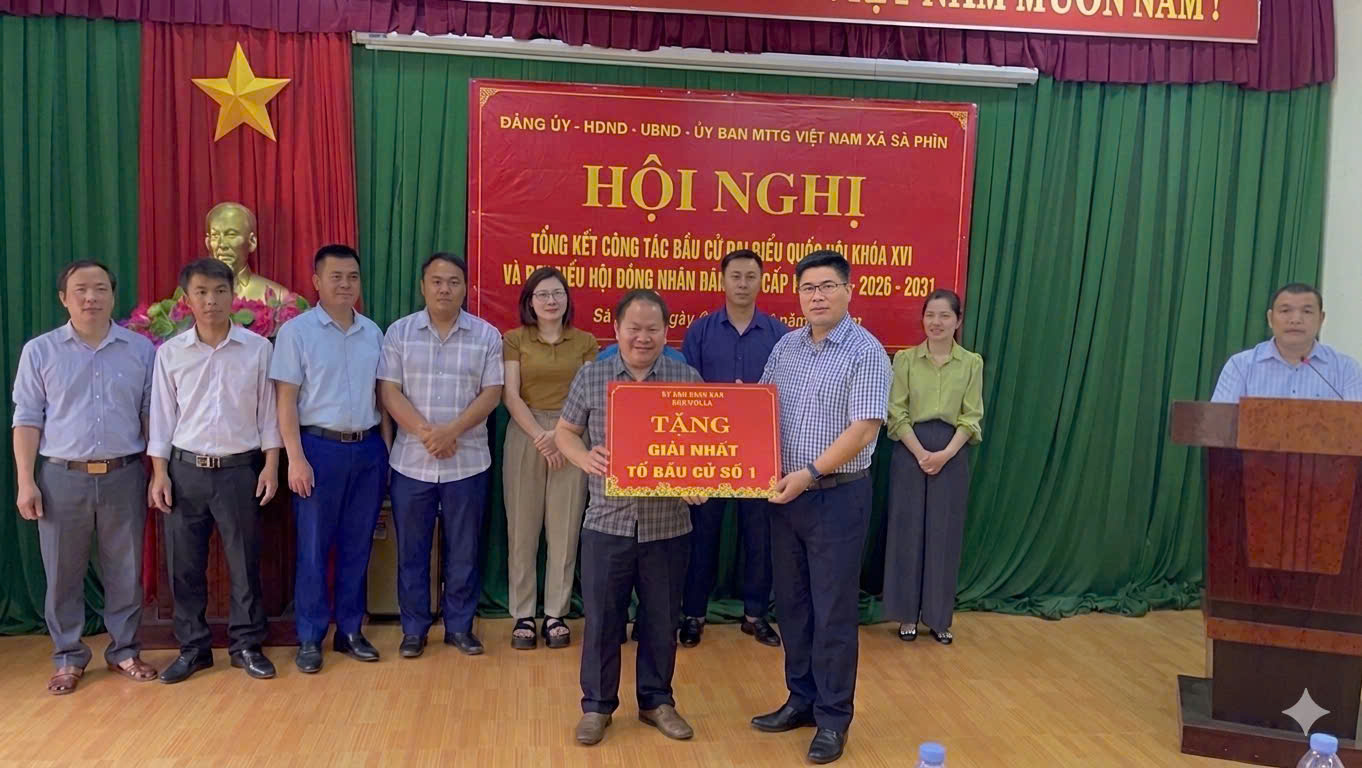 tặng giấy khen.jpg