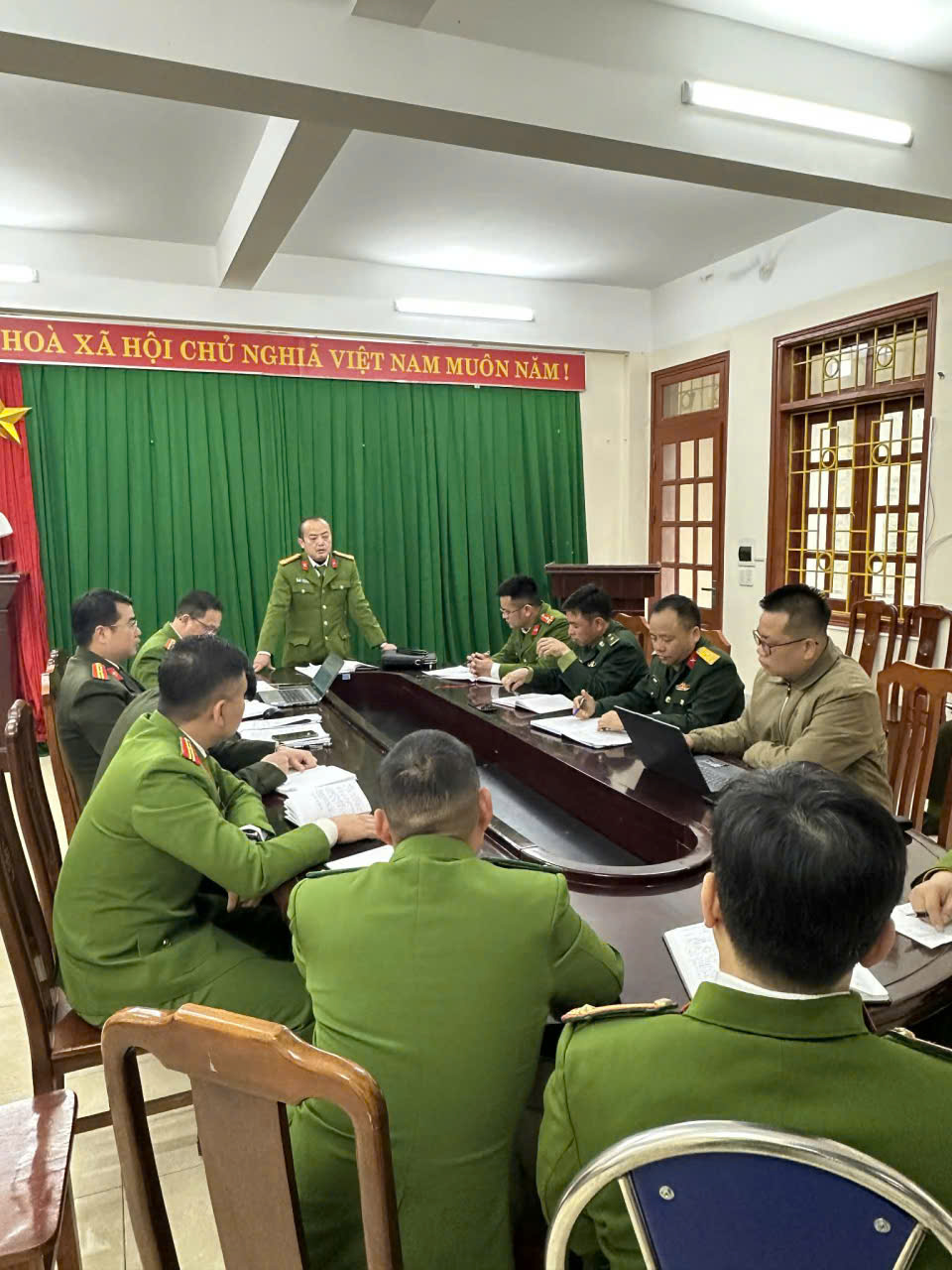 Công an xã Phố Bảng phối hợp các lực lượng triển khai công tác bảo đảm an ninh trật tự phục vụ bầu cử