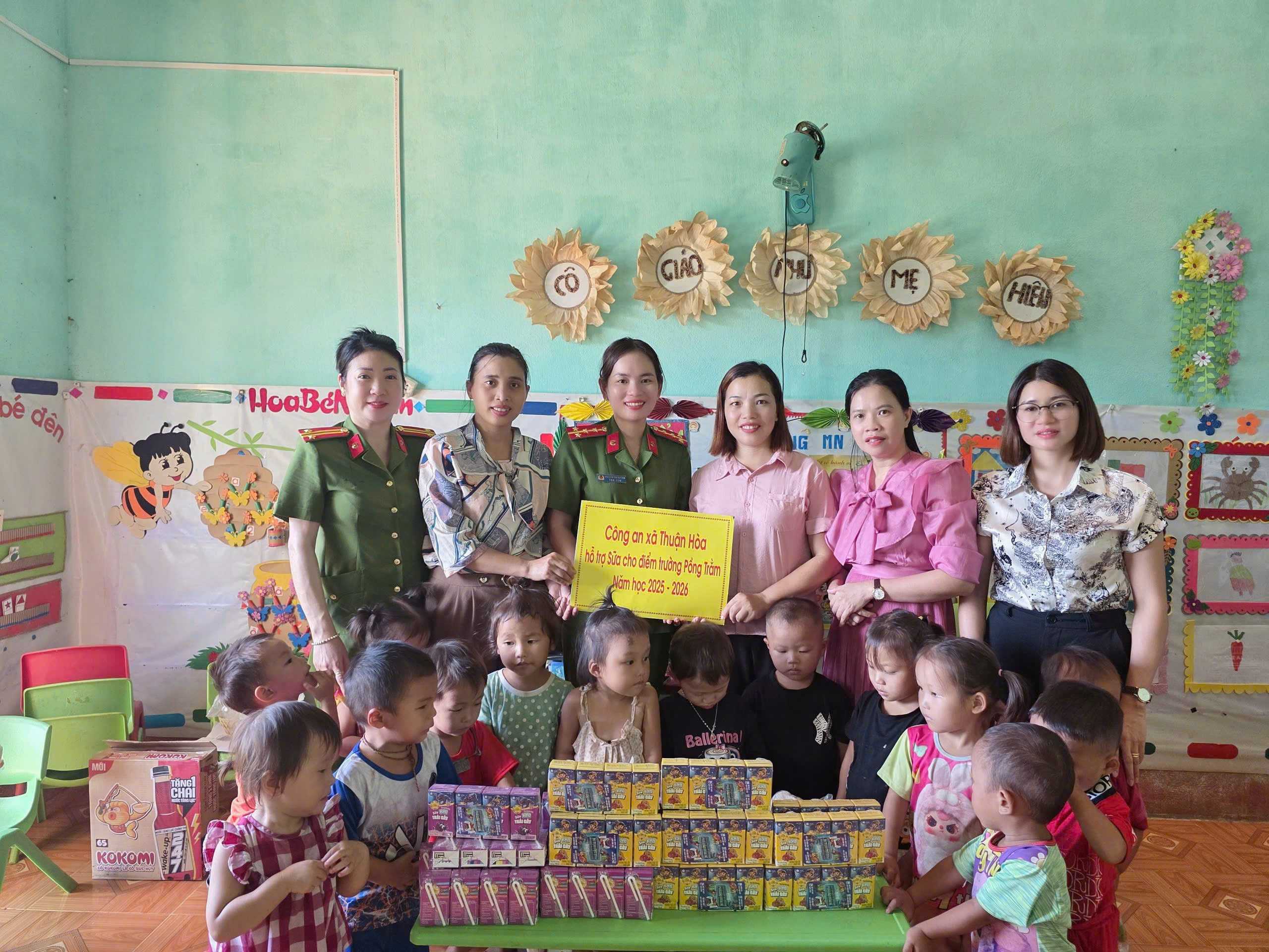CÔNG AN XÃ THUẬN HÒA NHẬN HỖ TRỢ SỮA TRONG SUỐT NĂM HỌC CHO HỌC SINH ĐIỂM TRƯỜNG MẦM NON PỒNG TRẰM