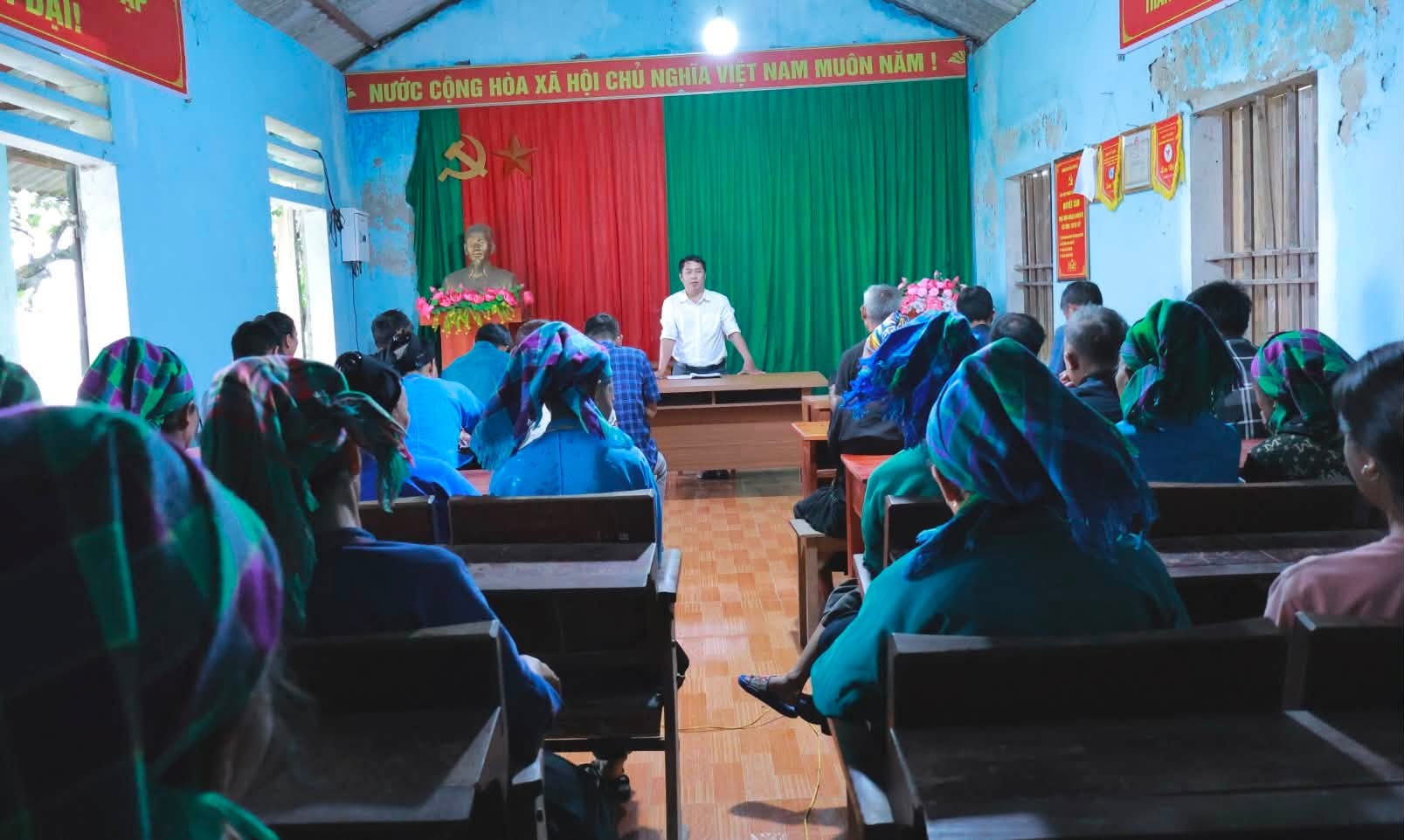 VĂN PHÒNG HĐND - UBND XÃ TRUNG THỊNH TUYÊN TRUYỀN, PHỔ BIẾN GIÁO DỤC PHÁP LUẬT TẠI THÔN NGÀI TRÒ