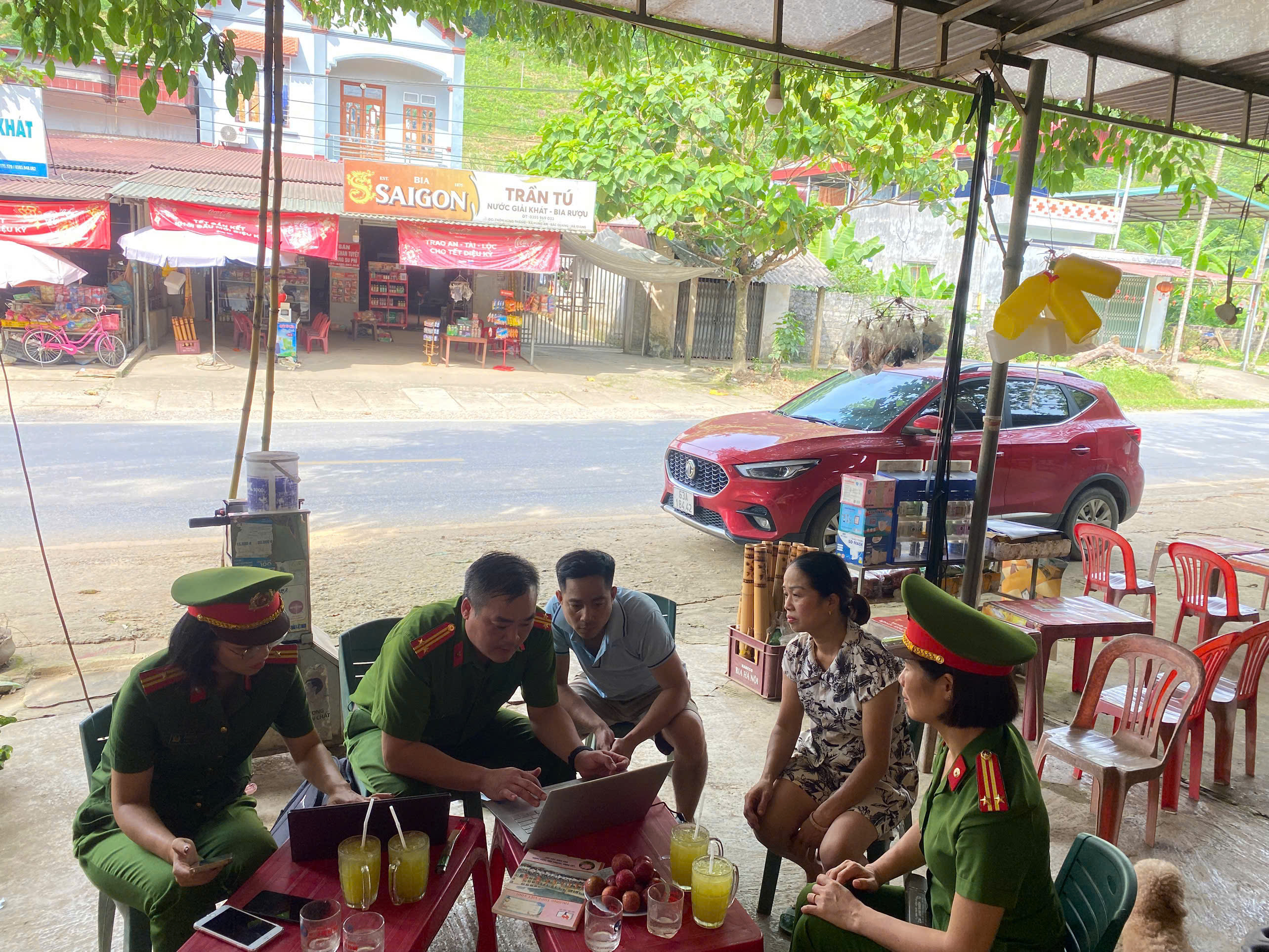 CÔNG AN XÃ HÙNG AN TUYÊN TRUYỀN, HƯỚNG DẪN NHÂN DÂN THỰC HIỆN THỦ TỤC HÀNH CHÍNH TRÊN MÔI TRƯỜNG SỐ 
