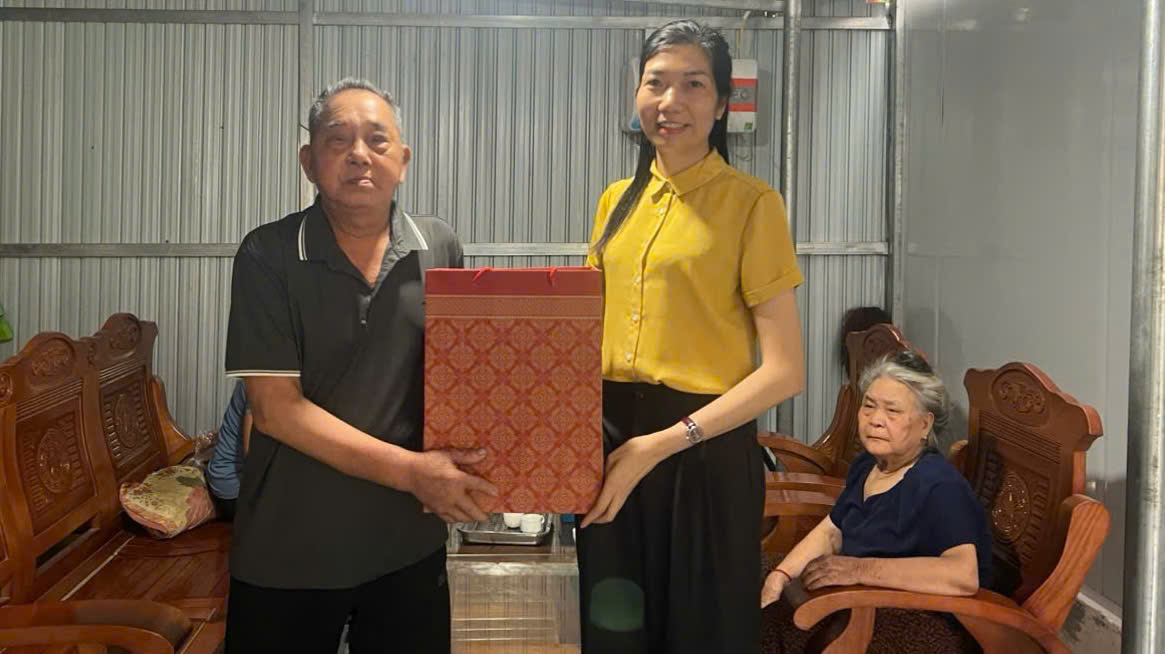 Đồng chí Phó Bí thư Thường trực Đảng ủy, Chủ tịch Hội đồng nhân dân xã Lâm Bình, Giám đốc Trung tâm Chính trị Lâm Bình thăm, tặng quà nhân kỷ niệm 78 năm Ngày Thương binh, Liệt sĩ (27/7)