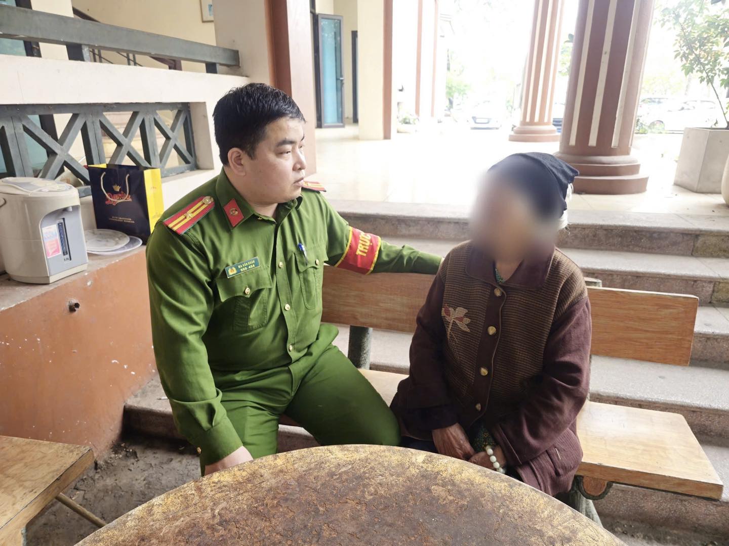 CÔNG AN PHƯỜNG NÔNG TIẾN NHANH CHÓNG TÌM NGƯỜI NHÀ CHO BÀ CỤ 96 TUỔI ĐI LẠC 