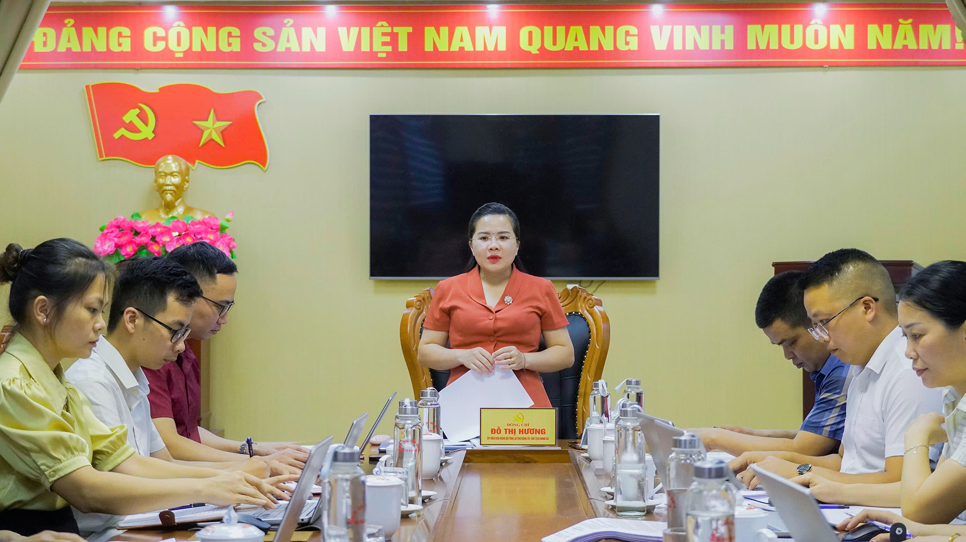Đồng chí Bí thư Đảng ủy Đỗ Thị Hương làm việc với Văn phòng HĐND và UBND xã