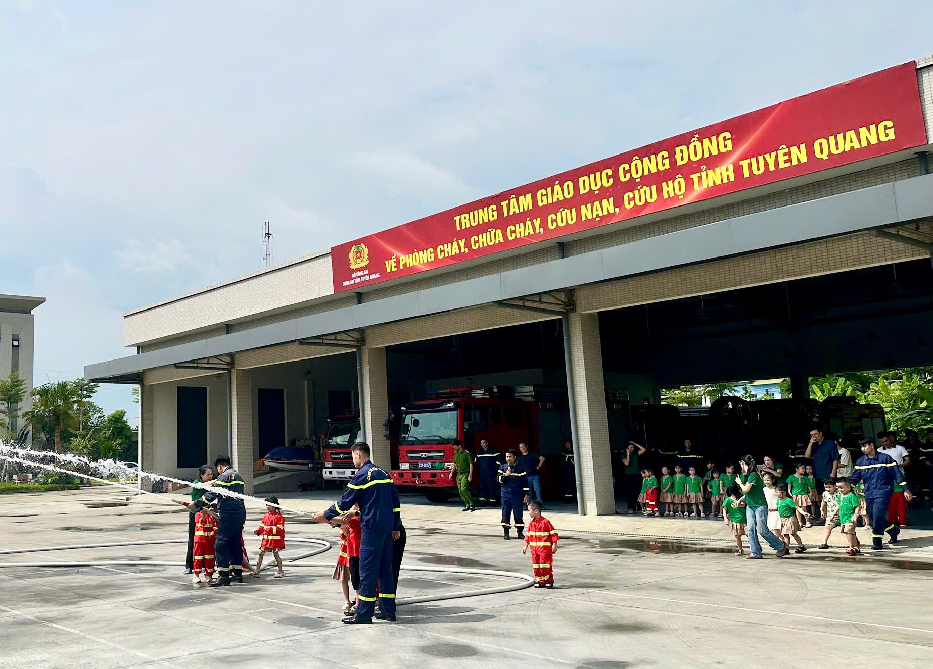 TRẢI NGHIỆM “MỘT NGÀY LÀM LÍNH CỨU HỎA” 