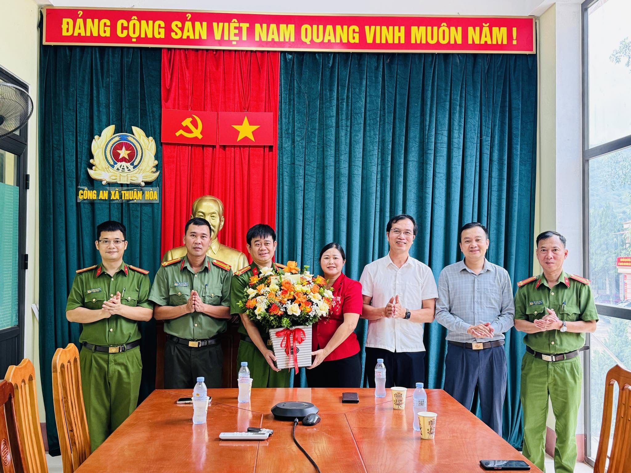Lãnh đạo xã Thuận Hòa tặng hoa chúc mừng Ngày truyền thống Công an nhân dân