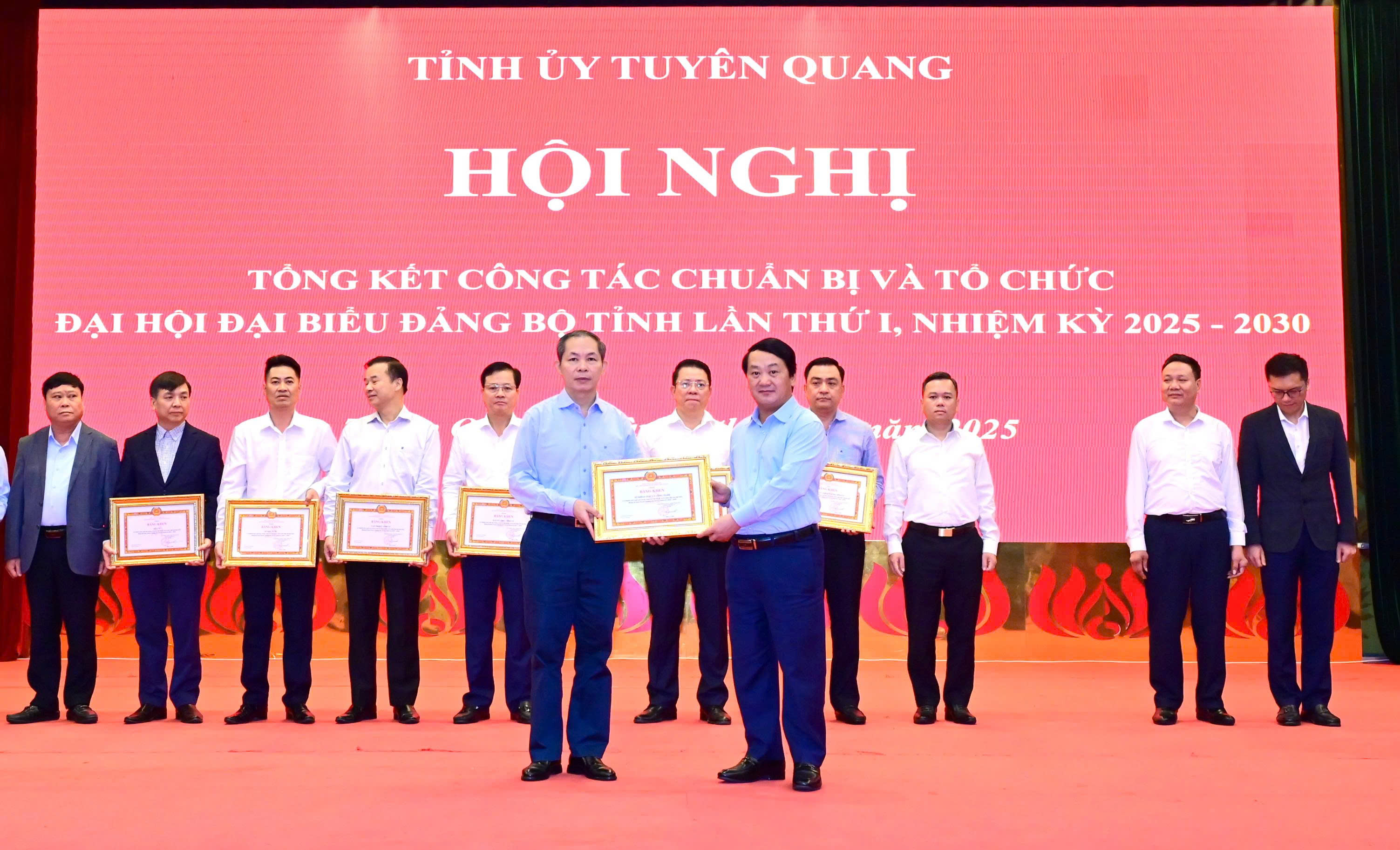 Tập thể, cá nhân Sở Khoa học và Công nghệ được Tỉnh uỷ khen thưởng thành tích trong công tác chuẩn bị và tổ chức Đại hội đại biểu Đảng bộ tỉnh lần thứ I.