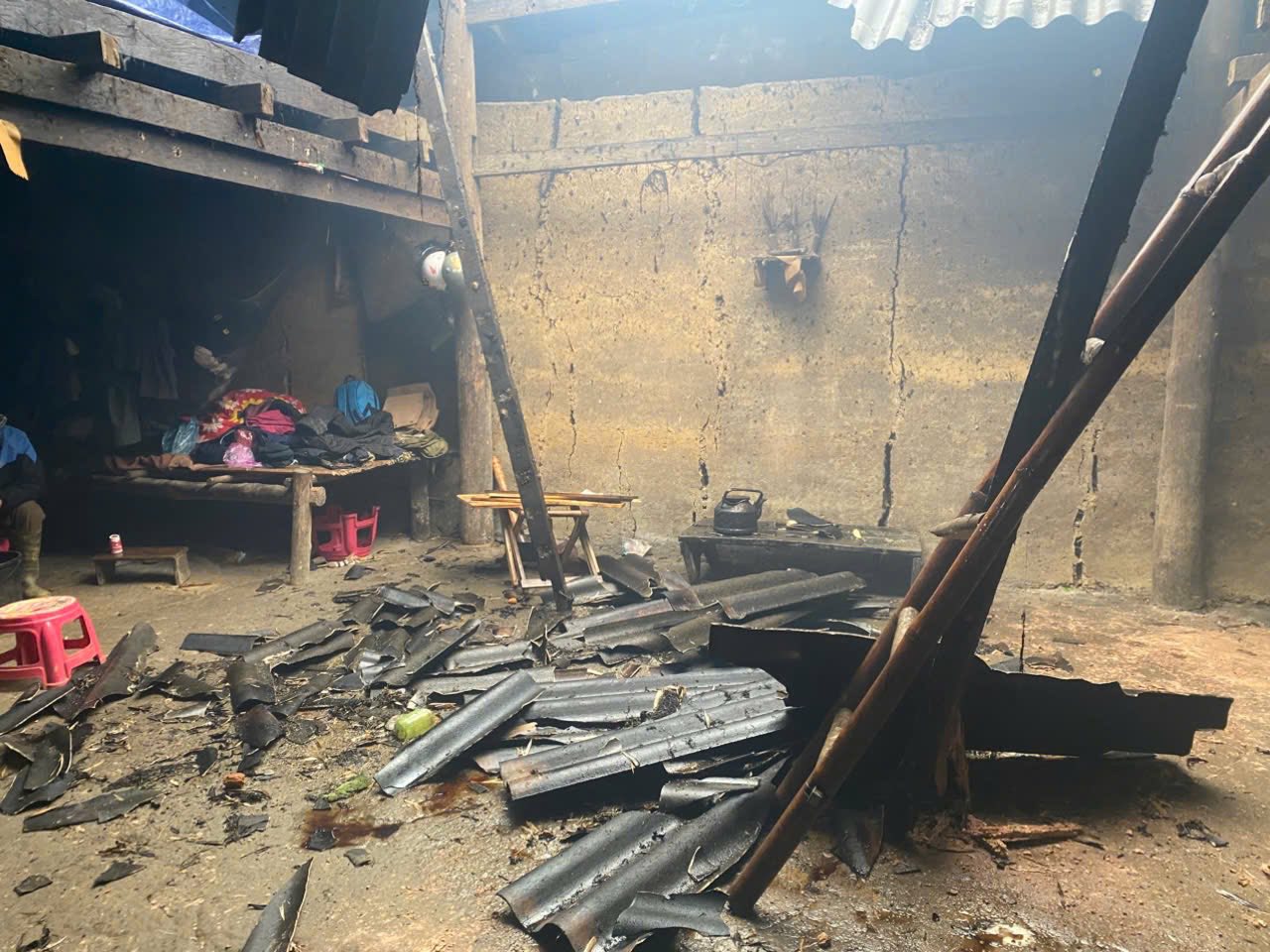 Phó Chủ tịch UBND xã Tùng Vài đã đến thăm hỏi, động viên gia đình bị hư hỏng nhà cửa