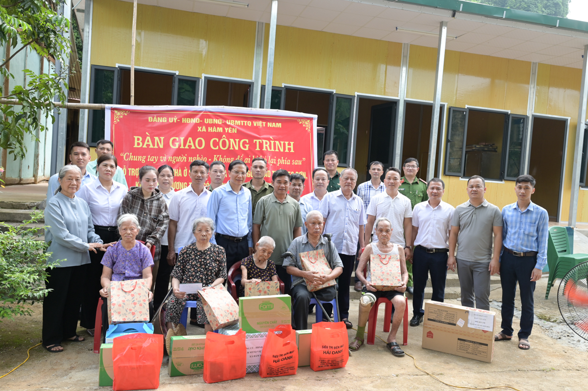 Đồng chí Mai Hồng Hà dự chương trình bàn giao công trình hỗ trợ nhà ở cho người già neo đơn tại thôn Đồng Lệnh