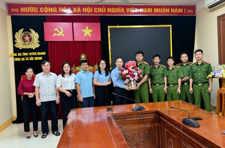 Thường trực Đảng ủy, HĐND, UBND xã chúc mừng Công an xã nhân ngày truyền thống