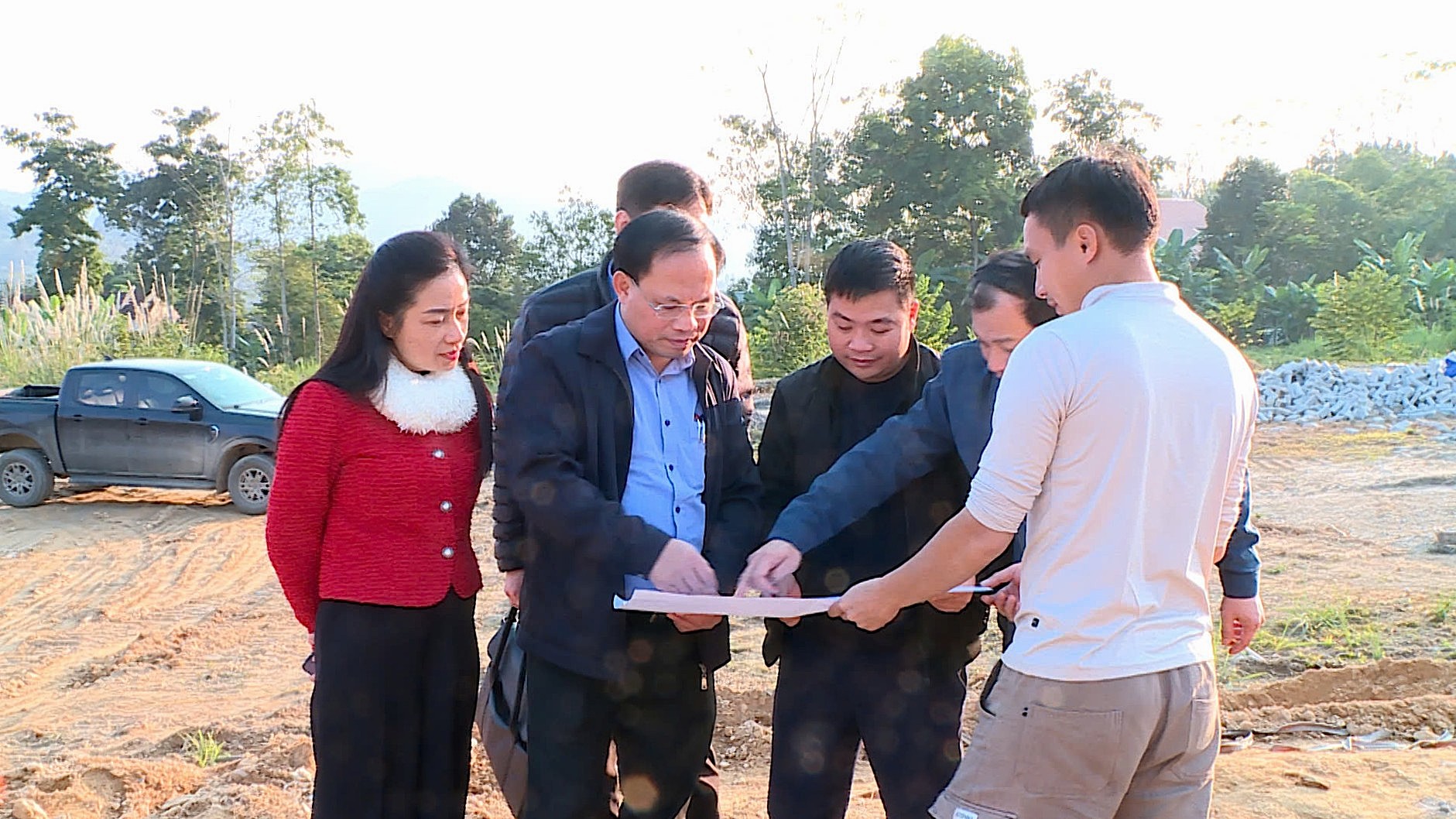 Đồng chí Bí thư Đảng ủy xã kiểm tra tiến độ một số công trình xây dựng trên địa bàn