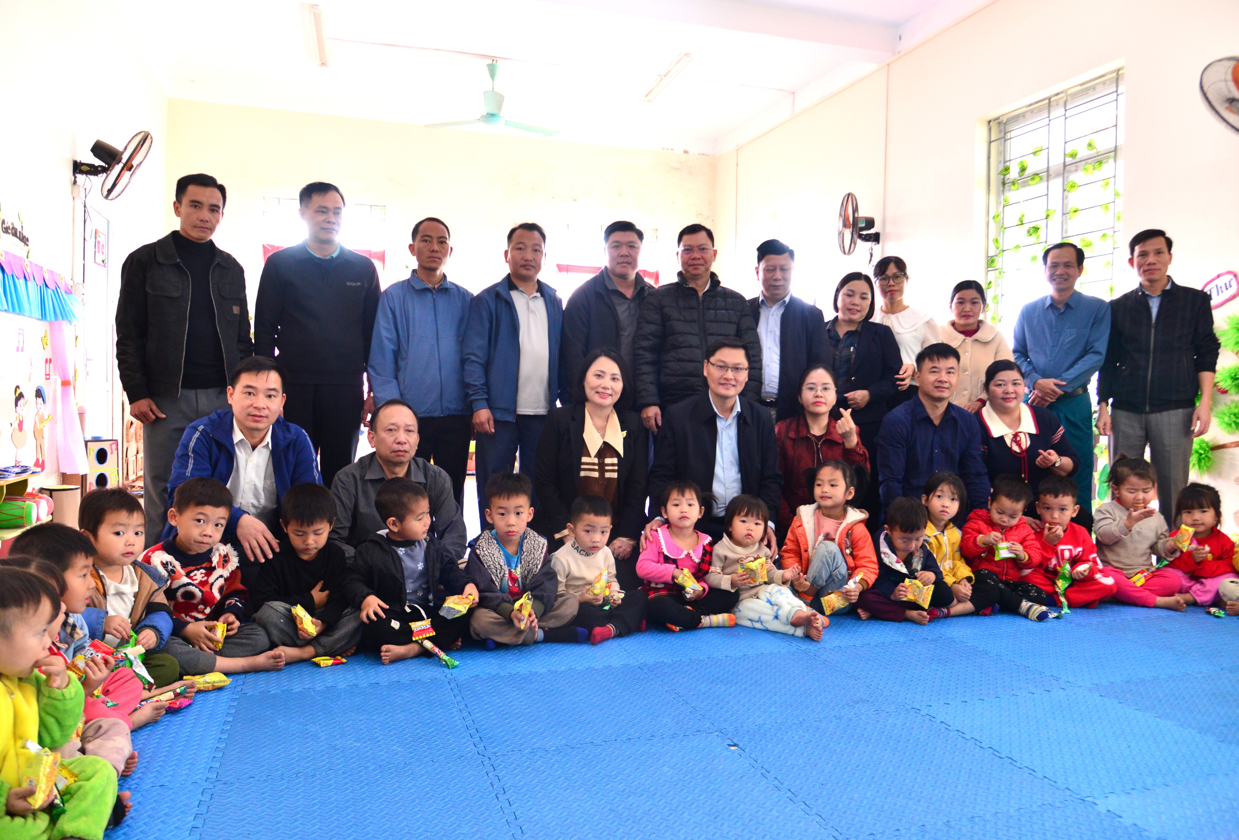 Thực hiện Chương trình công tác tháng 12/2025, sáng nay các đồng chí Thường trực Đảng uỷ, Ban Thường vụ Đảng uỷ và các cơ quan, đơn vị thuộc xã đã đến thôn Vàng On thực hiện nhiều hoạt động có ý nghĩa.