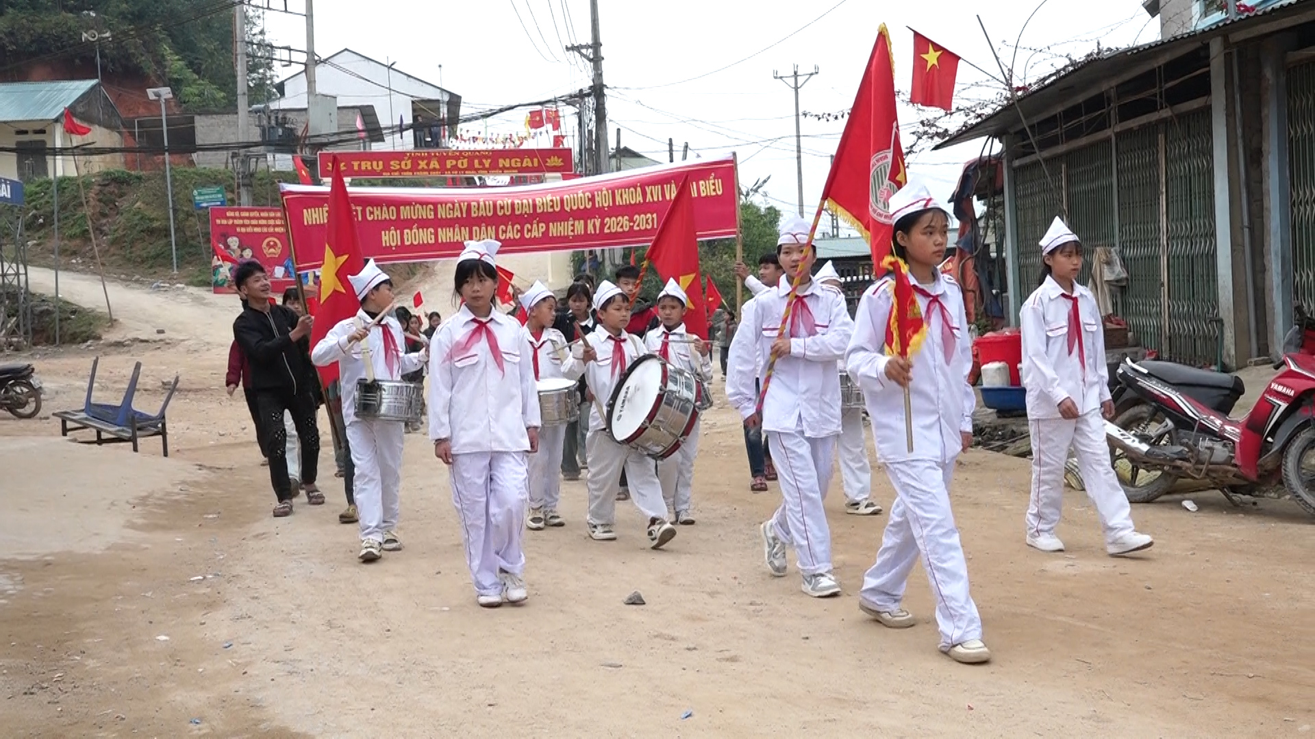 Xã Pờ Ly Ngài tuyên truyền, cổ động trực quan, lan tỏa không khí ngày hội bầu cử