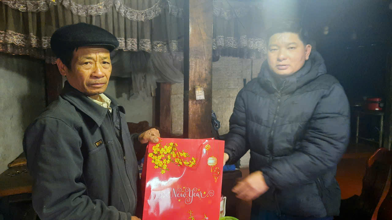  BÍ THƯ ĐẢNG ỦY, CHỦ TỊCH HĐND XÃ VÀ CHỦ TỊCH UBND XÃ GIÁP TRUNG THĂM, TẶNG QUÀ GIA ĐÌNH CHÍNH SÁCH, NGƯỜI CÓ CÔNG TRÊN ĐỊA BÀN XÃ