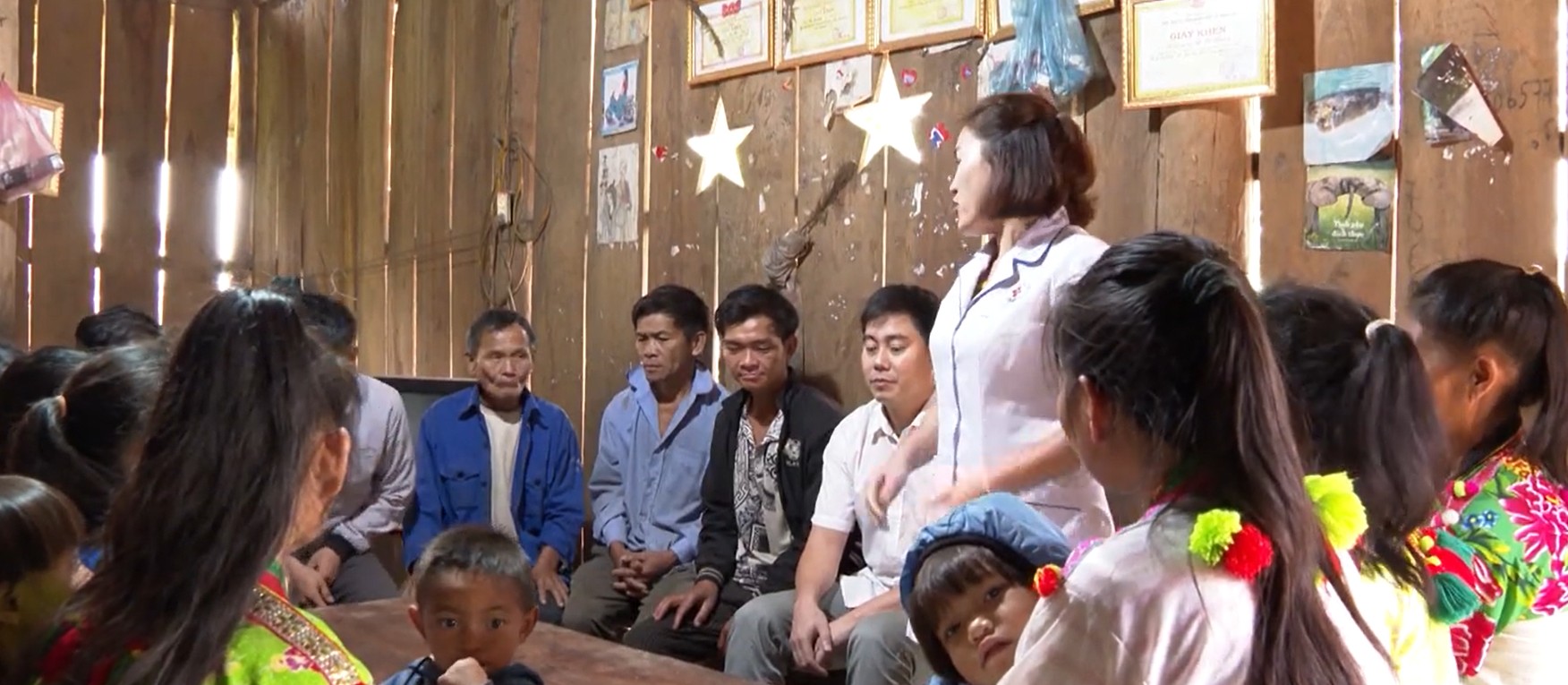Chung tay cùng đồng bào dân tộc thiểu số thay đổi những hủ tục lạc hậu