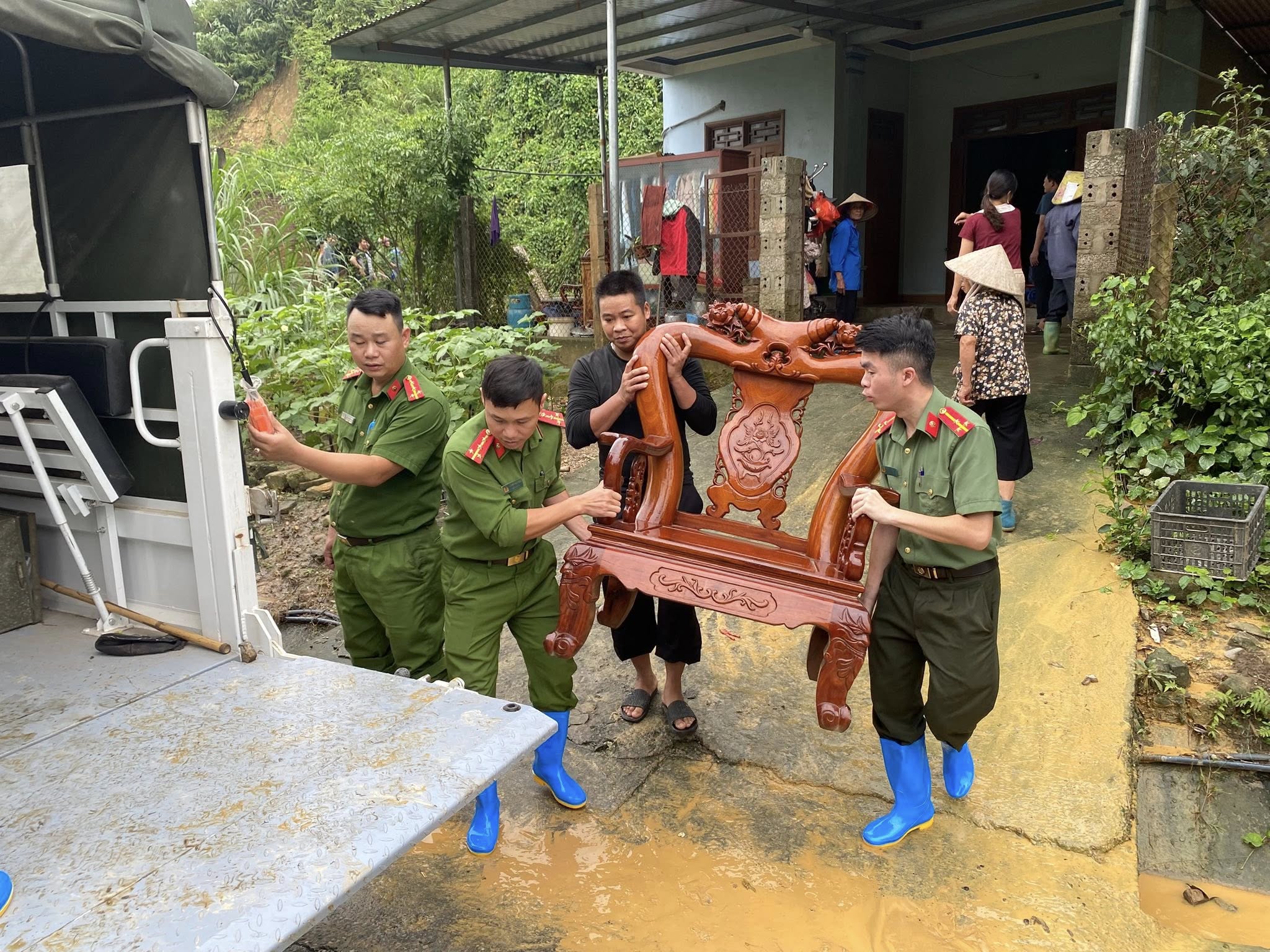 Công an xã Sơn Dương hỗ trợ nhân dân ứng phó bão số 10 (Bualoi)