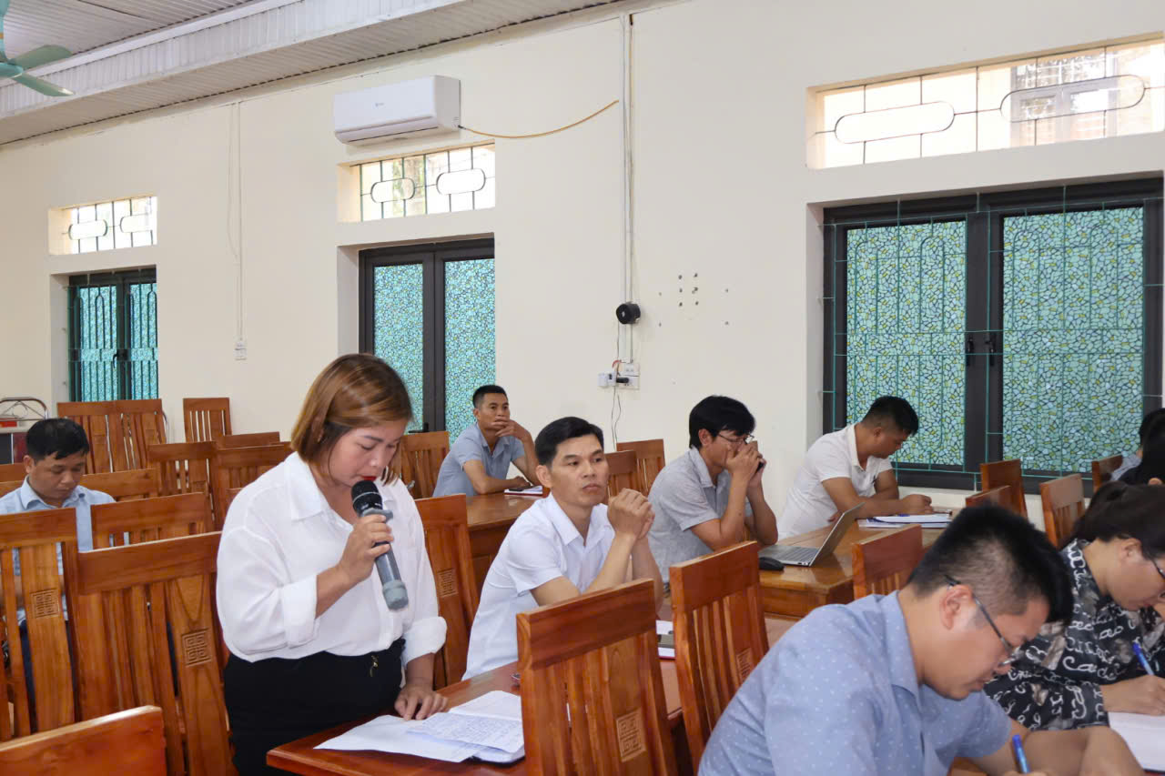 Họp với các thôn Hương.jpg