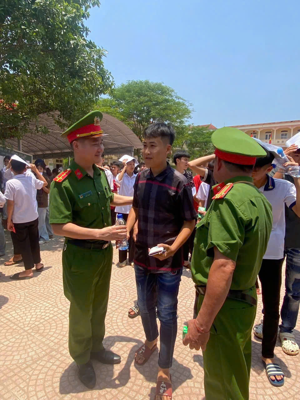 CÔNG AN XÃ HÙNG AN GIỮ VỮNG AN NINH, ĐỒNG HÀNH CÙNG KỲ THI TUYỂN SINH VÀO LỚP 10 TRUNG HỌC PHỔ THÔNG NĂM HỌC 2026 - 2027