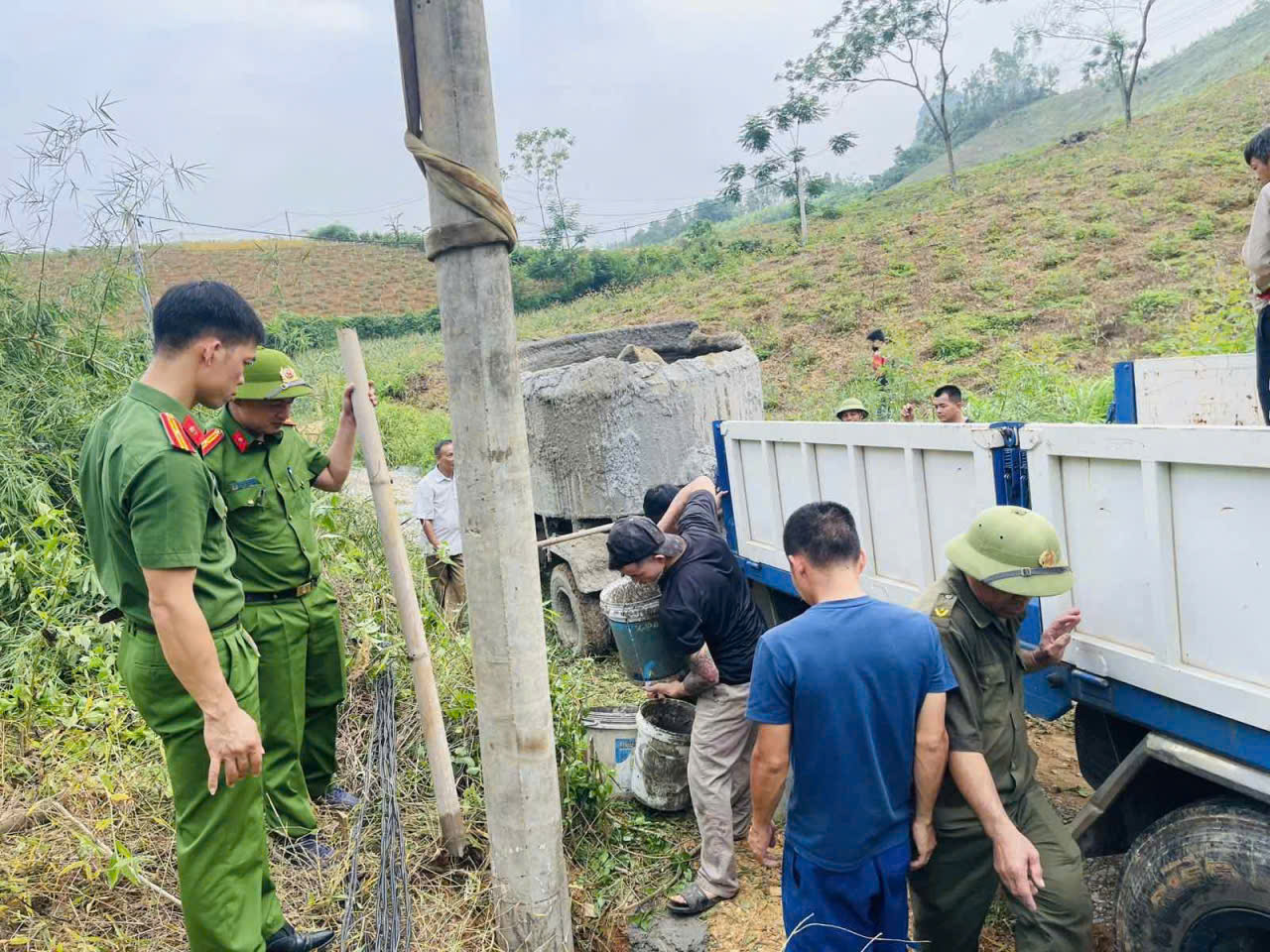 CHÍNH THỨC KHỞI CÔNG CÔNG TRÌNH ĐƯỜNG ĐIỆN XÓM BA CHUÔM, THÔN ĐẤT ĐỎ, XÃ BÌNH CA 