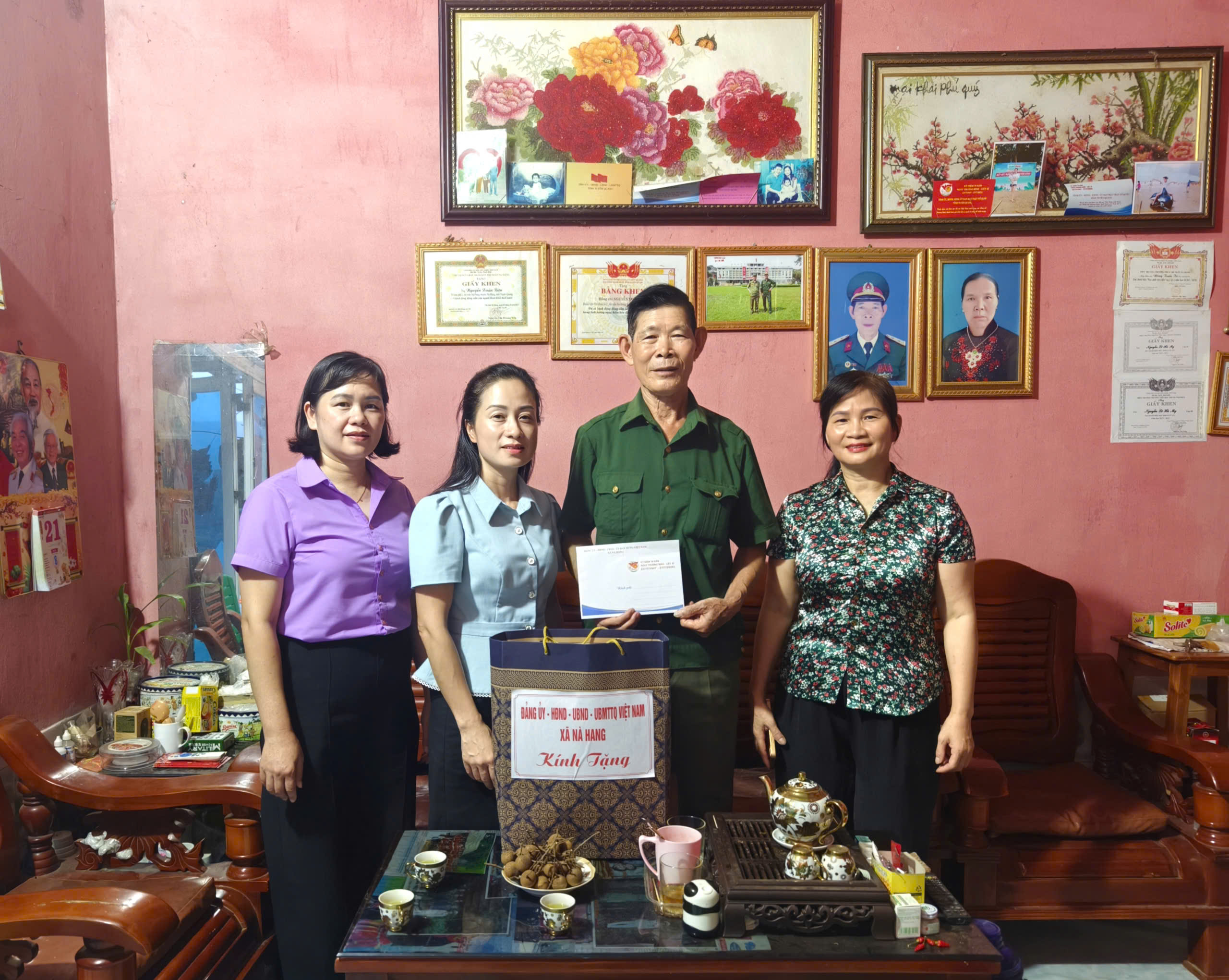 Đồng chí Chủ tịch UBND xã Nà Hang thăm, tặng quà người có công nhân kỷ niệm 79 năm Ngày Thương binh - Liệt sĩ