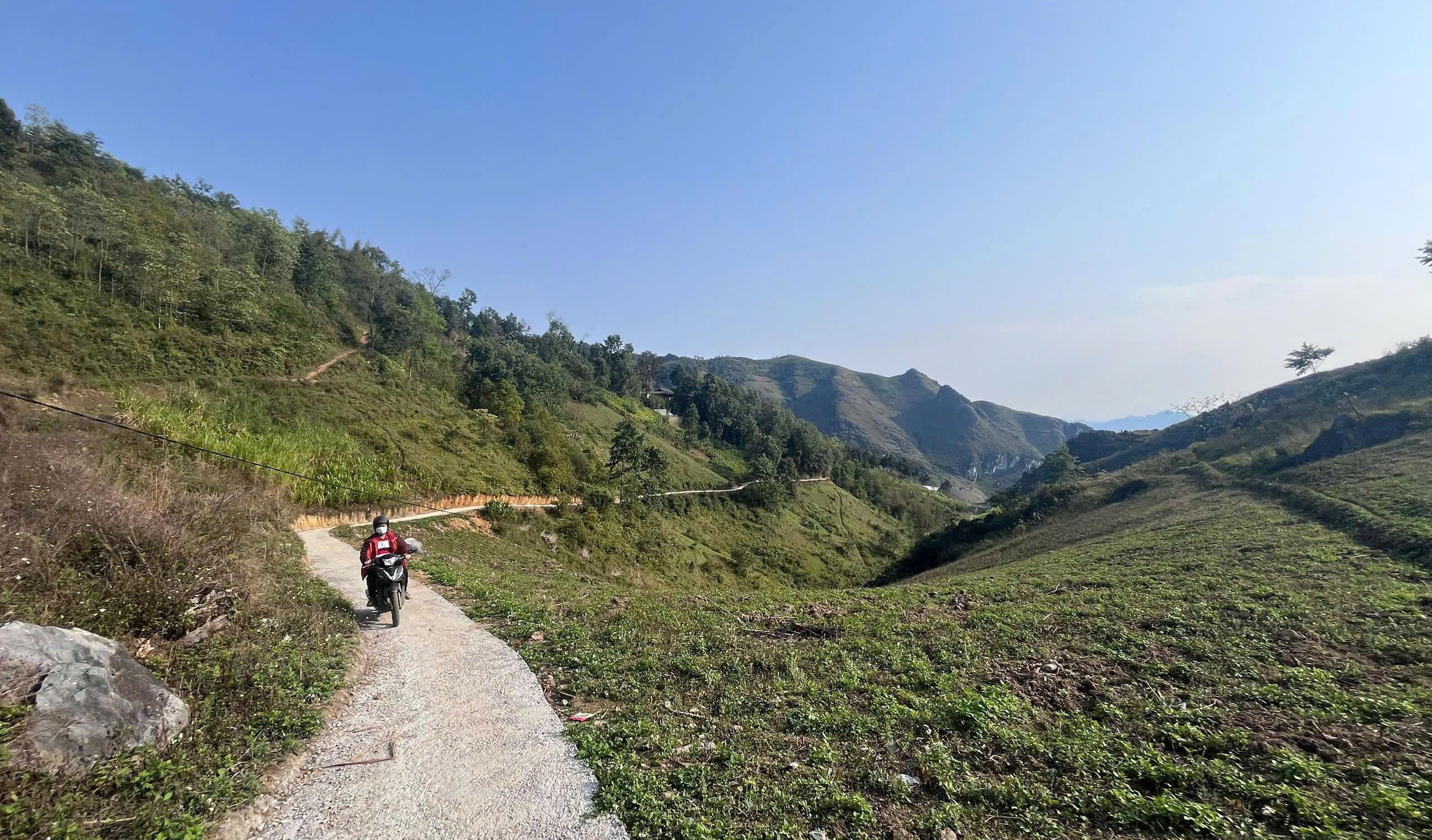 Hoàn thành tuyến đường bê tông liên thôn tại xã Khâu Vai, tạo thuận lợi cho người dân và học sinh