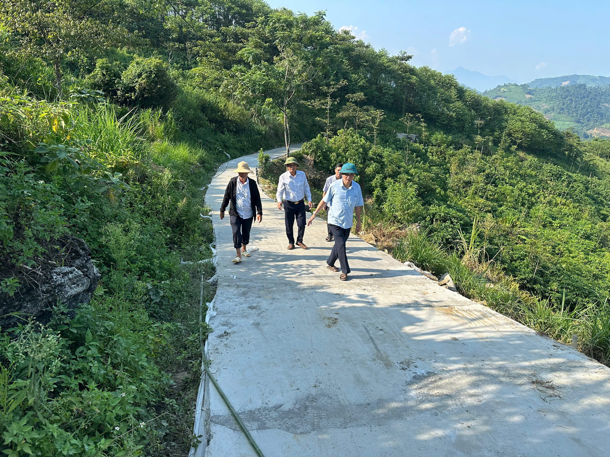 BÍ THƯ ĐẢNG ỦY XÃ XUÂN GIANG KIỂM TRA TIẾN ĐỘ THI CÔNG ĐƯỜNG GIAO THÔNG