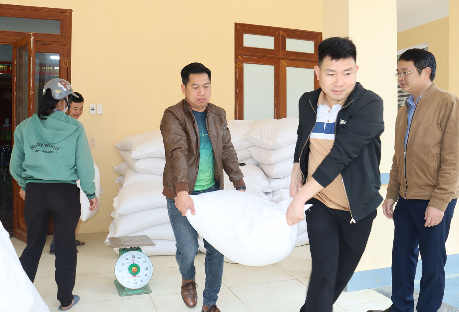 Lực Hành khẩn trương cấp gạo hỗ trợ cho hộ nghèo, có hoàn cảnh khó khăn trong dịp Tết Nguyên đán Bính Ngọ