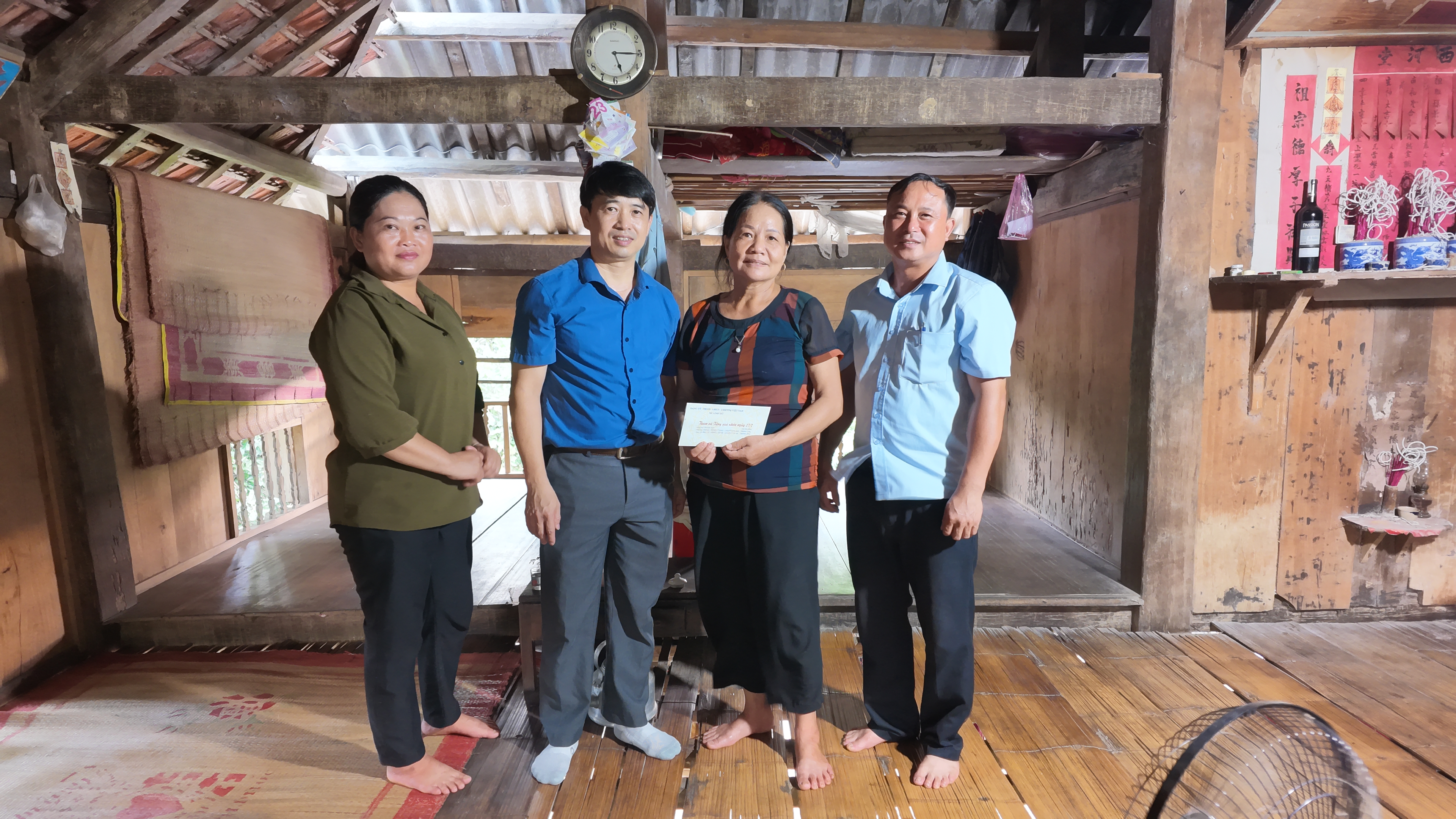 Đc Hưng tặng qu&agrave; 3.JPG