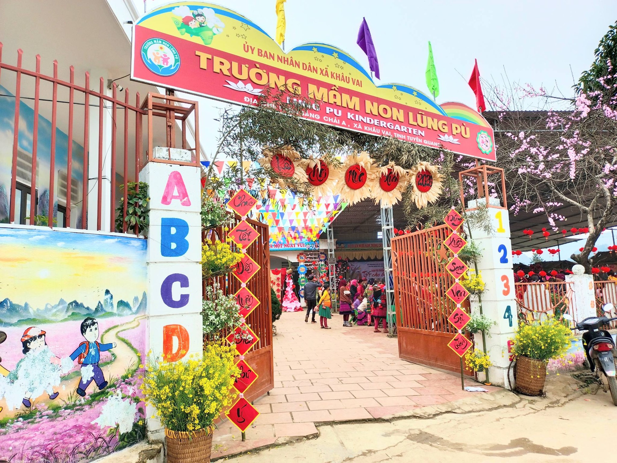 Trường Mầm non Lũng Pù tổ chức không gian chợ Tết cho học sinh