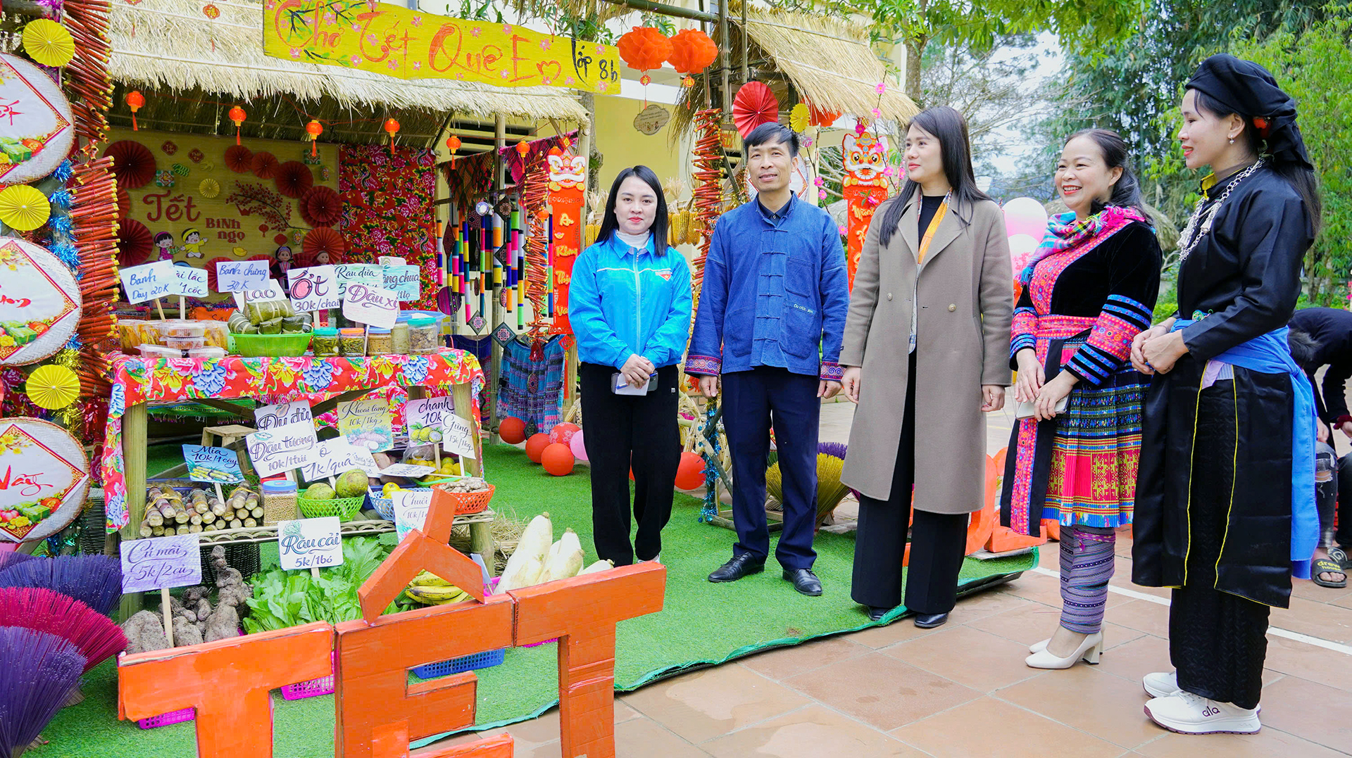 hội chợ xu&acirc;n THCS bản ng&ograve; (1).jpg