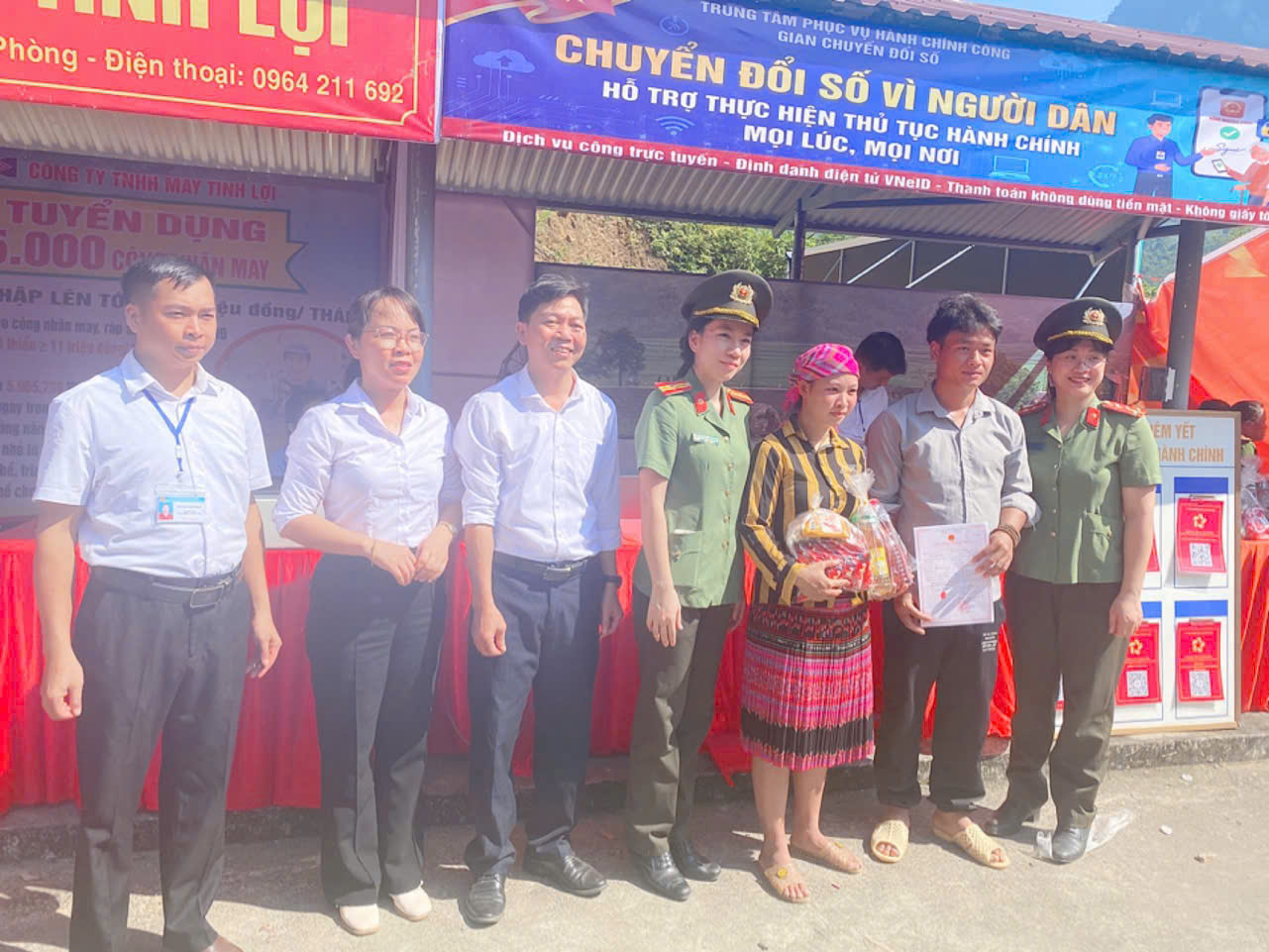 TRUNG TÂM PHỤC VỤ HÀNH CHÍNH CÔNG XÃ PHÚ LINH THAM GIA HỘI CHỢ VIỆC LÀM GẮN VỚI NGÀY HỘI CHUYỂN ĐỔI SỐ NĂM 2026
