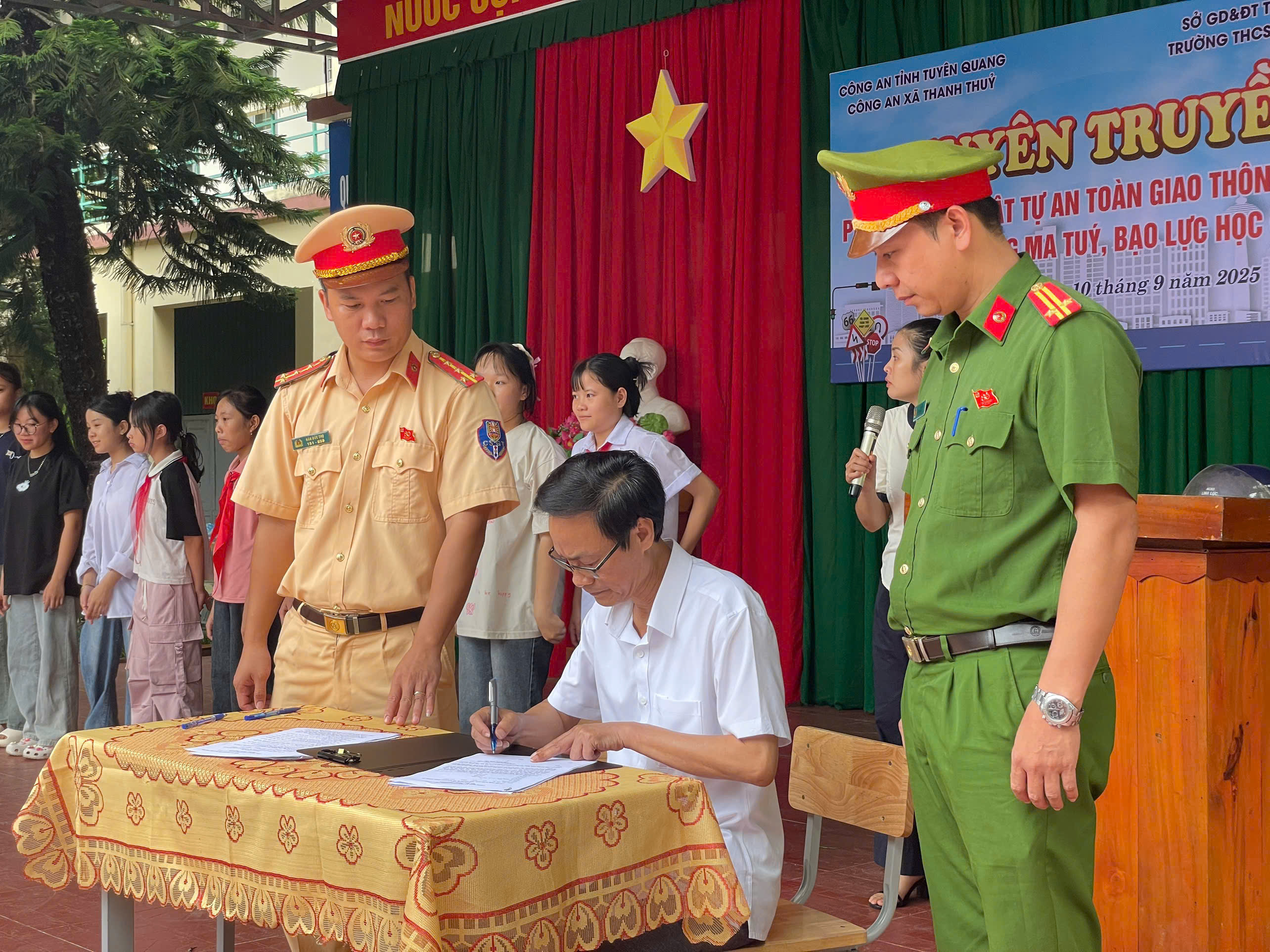 Công an xã Thanh Thủy tăng cường tuyên truyền pháp luật trong học đường
