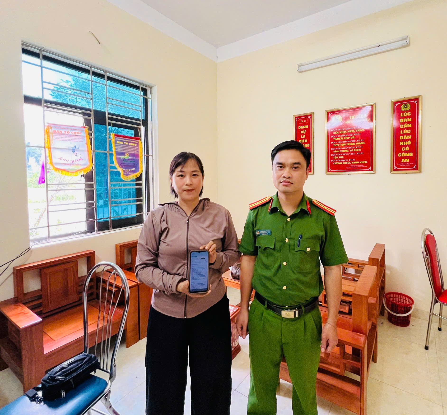 CÔNG AN XÃ MINH NGỌC GIÚP NGƯỜI DÂN LẤY ĐƯỢC SỐ TIỀN ĐÃ CHUYỂN NHẦM