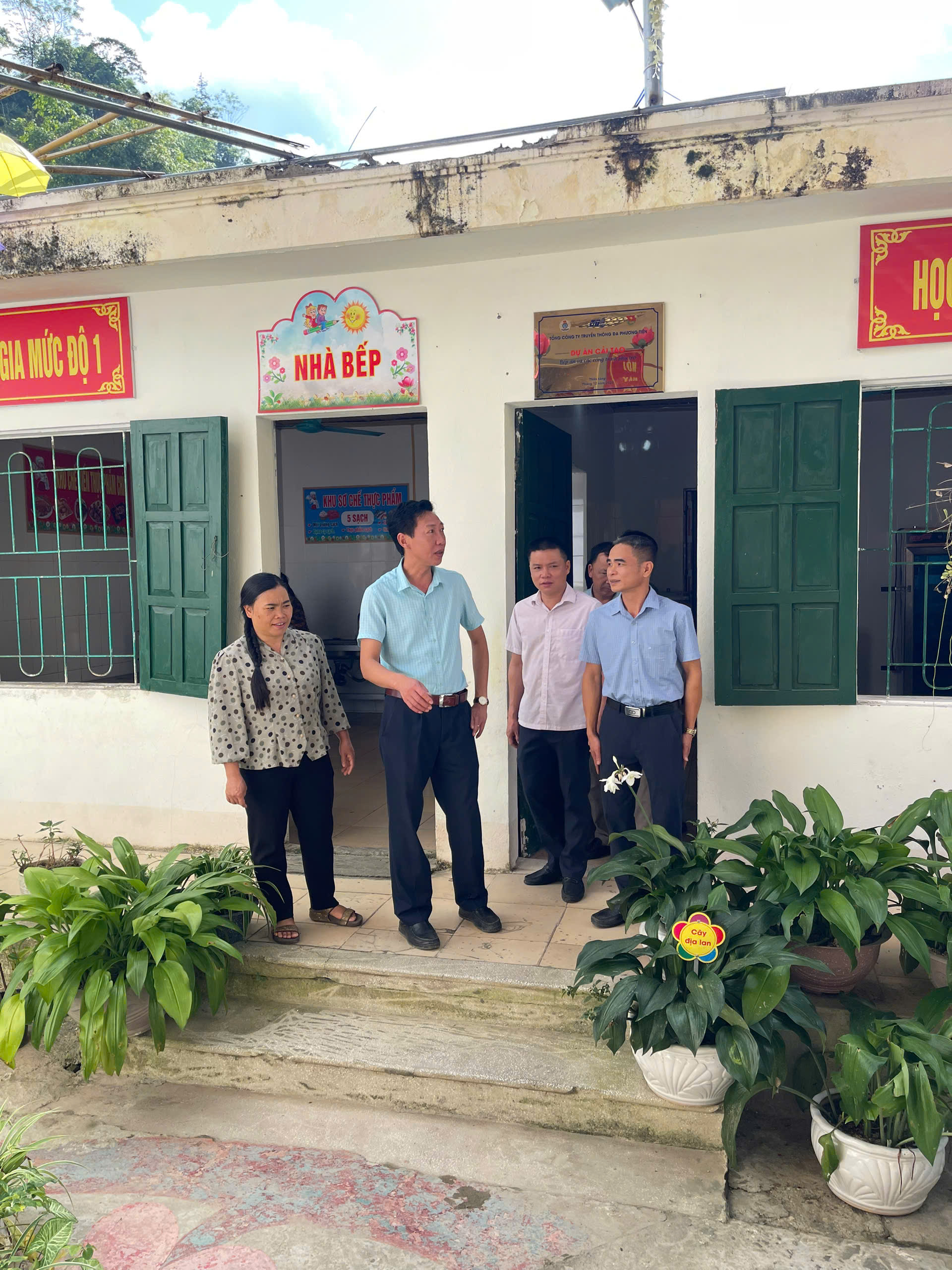 Đồng chí Bí thư Đảng ủy, Chủ tịch HĐND xã kiểm tra công tác xây dựng cơ bản, trường học và chuẩn bị Tuần Văn hóa - Du lịch