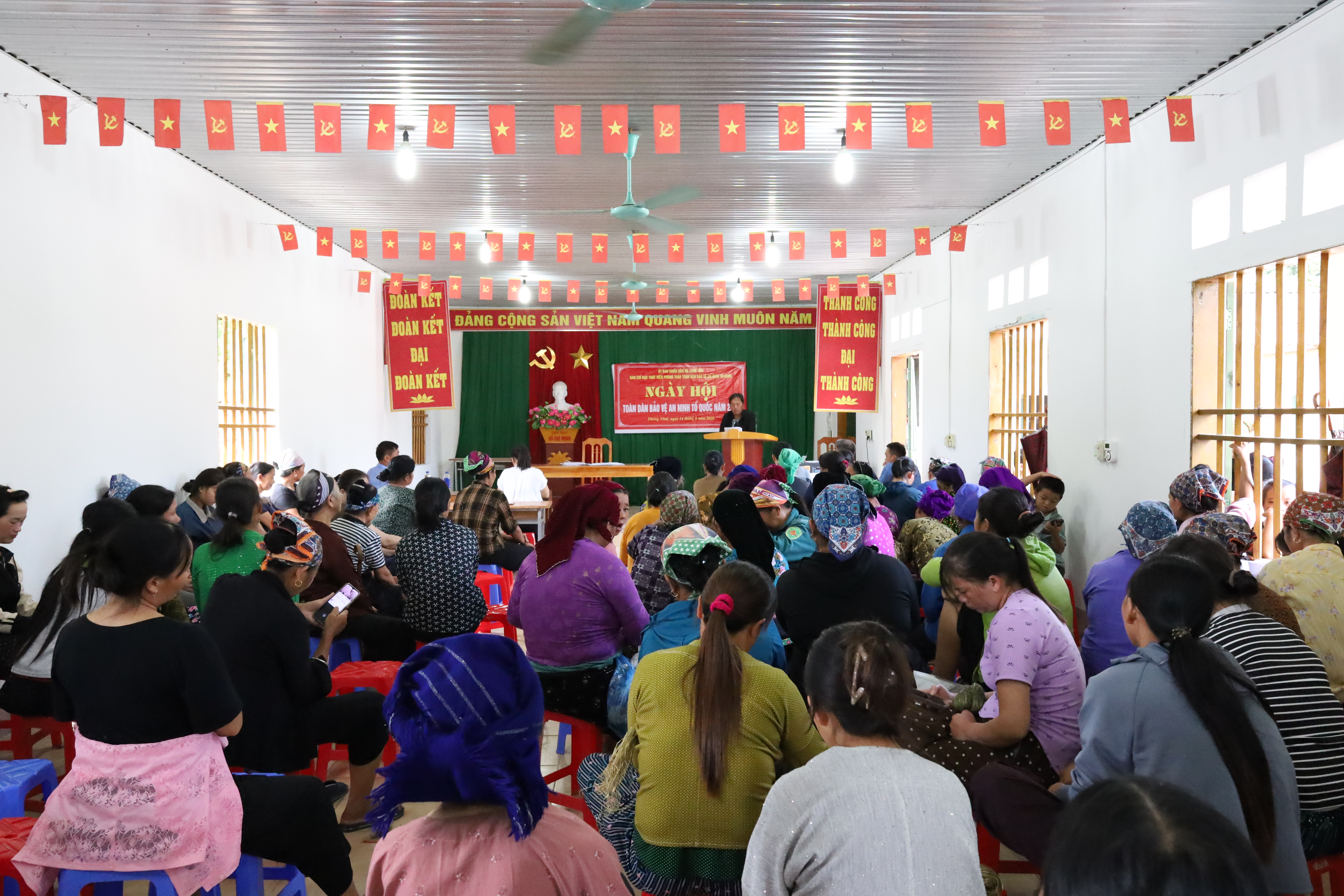 THÔN THỐNG NHẤT GẶP GỠ, TRAO ĐỔI VỚI HỢP TÁC XÃ NÔNG SẢN 226