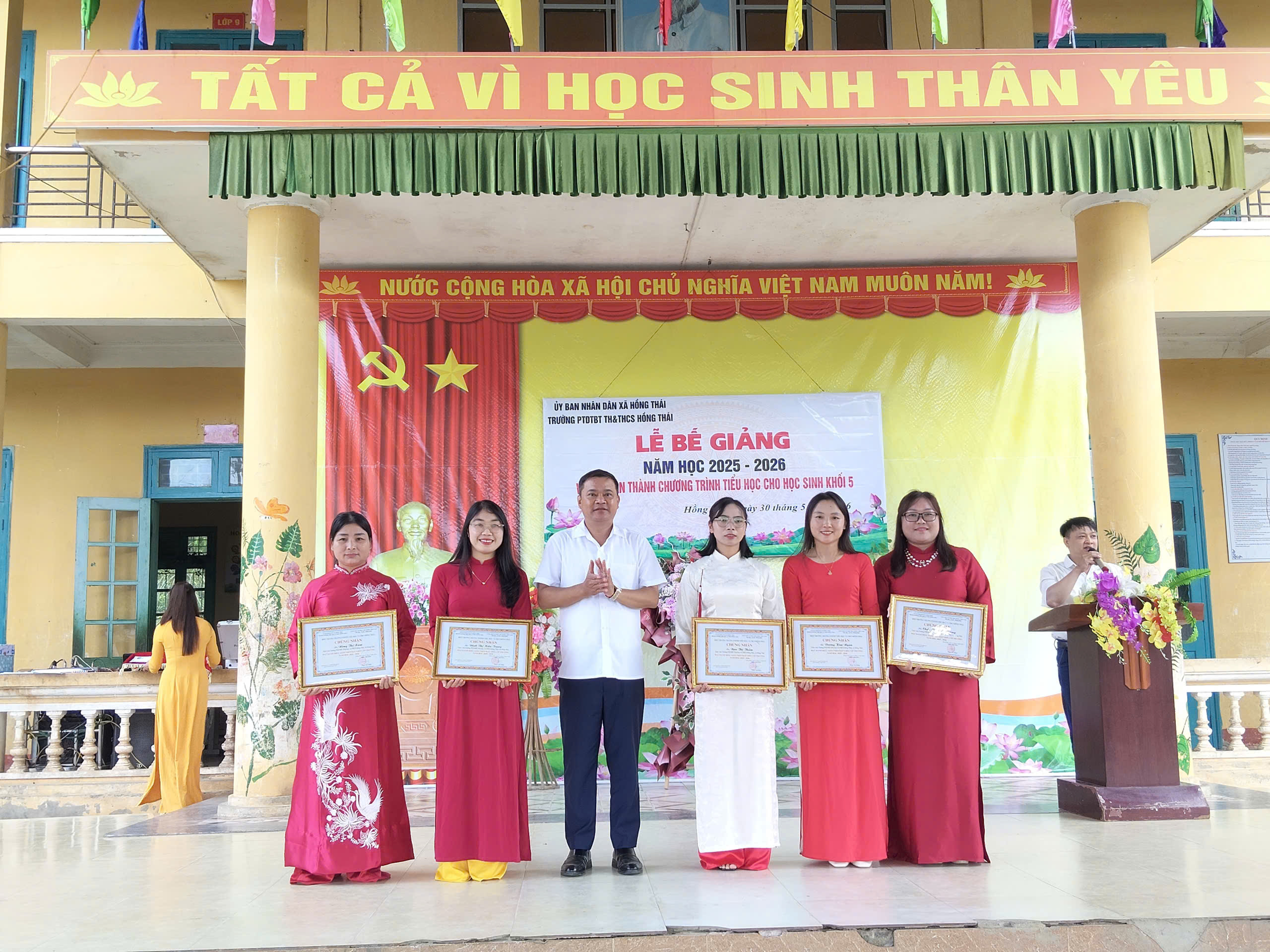 Đồng chí Chủ tịch UBND xã Hồng Thái dự Lễ Bế giảng năm học 2025 – 2026 tại các trường học trên địa bàn