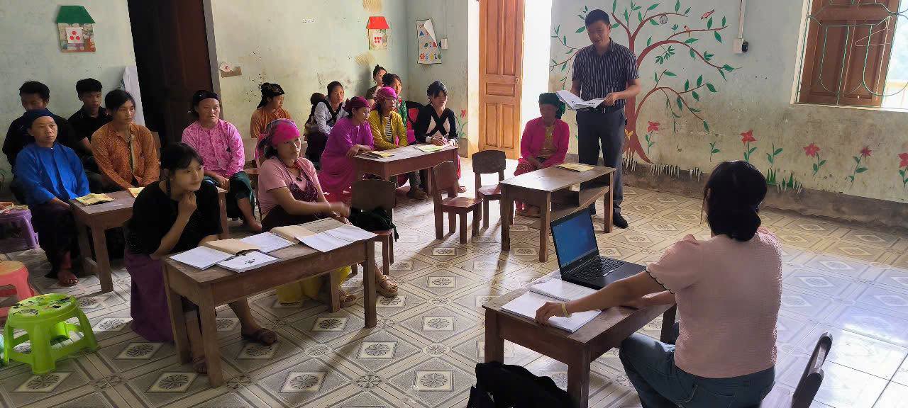 PHÓ CHỦ TỊCH UBND XÃ PHỐ BẢNG KIỂM TRA CÁC LỚP DẠY NGHỀ NGẮN HẠN CHO NÔNG DÂN