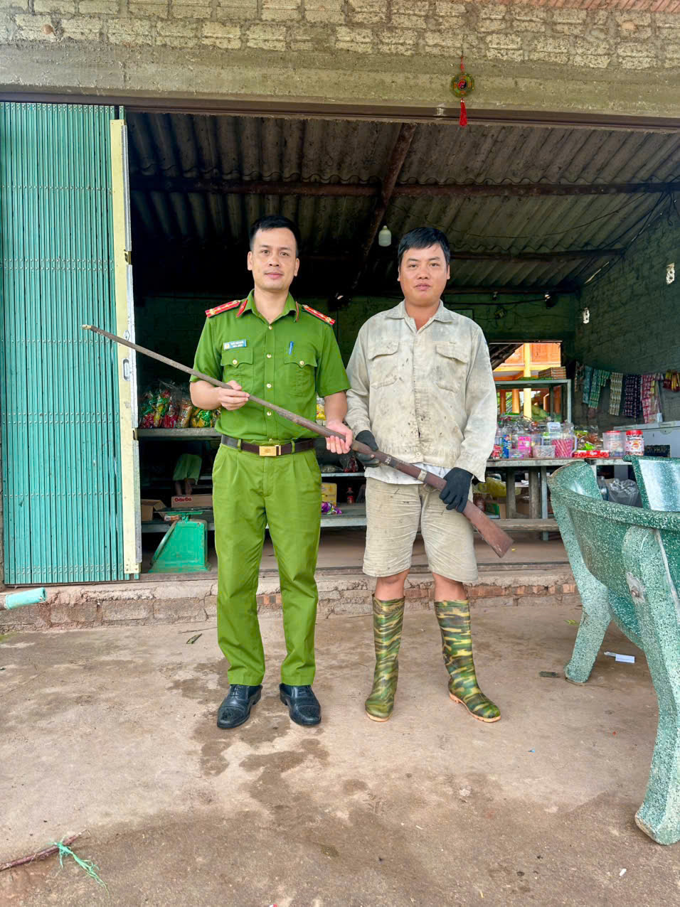 CÔNG AN XÃ TÂN TRỊNH ĐẨY MẠNH TUYÊN TRUYỀN, VẬN ĐỘNG GIAO NỘP VŨ KHÍ, VẬT LIỆU NỔ, CÔNG CỤ HỖ TRỢ